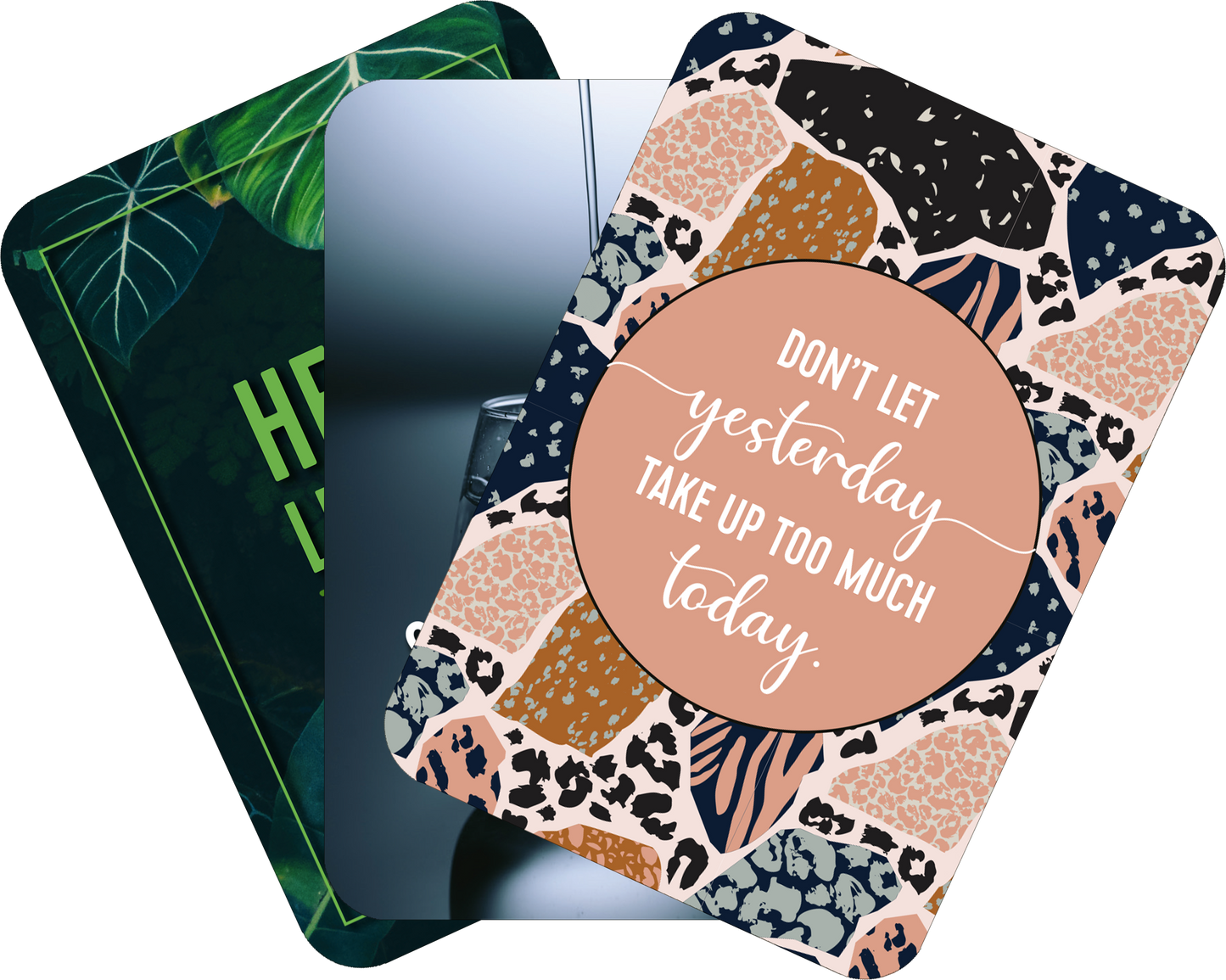 Gezeigt wird eine Innen- oder Zusatzansicht von „Ach, wie gut, dass niemand weiß, auf wen und was ich alles sch***!“. Die Ansicht zeigt drei Karten mit unterschiedlichen Designs. Eine Karte hat einen tiefgrünen Hintergrund mit dem Text „HERE IS THE“ in großem, modernen Schriftzug. Eine weitere Karte zeigt ein minimalistisches, graues Bild, während die dritte Karte einen kreisförmigen, peachfarbenen Hintergrund mit weißer Schrift trägt, auf dem steht „DON’T LET YESTERDAY TAKE...