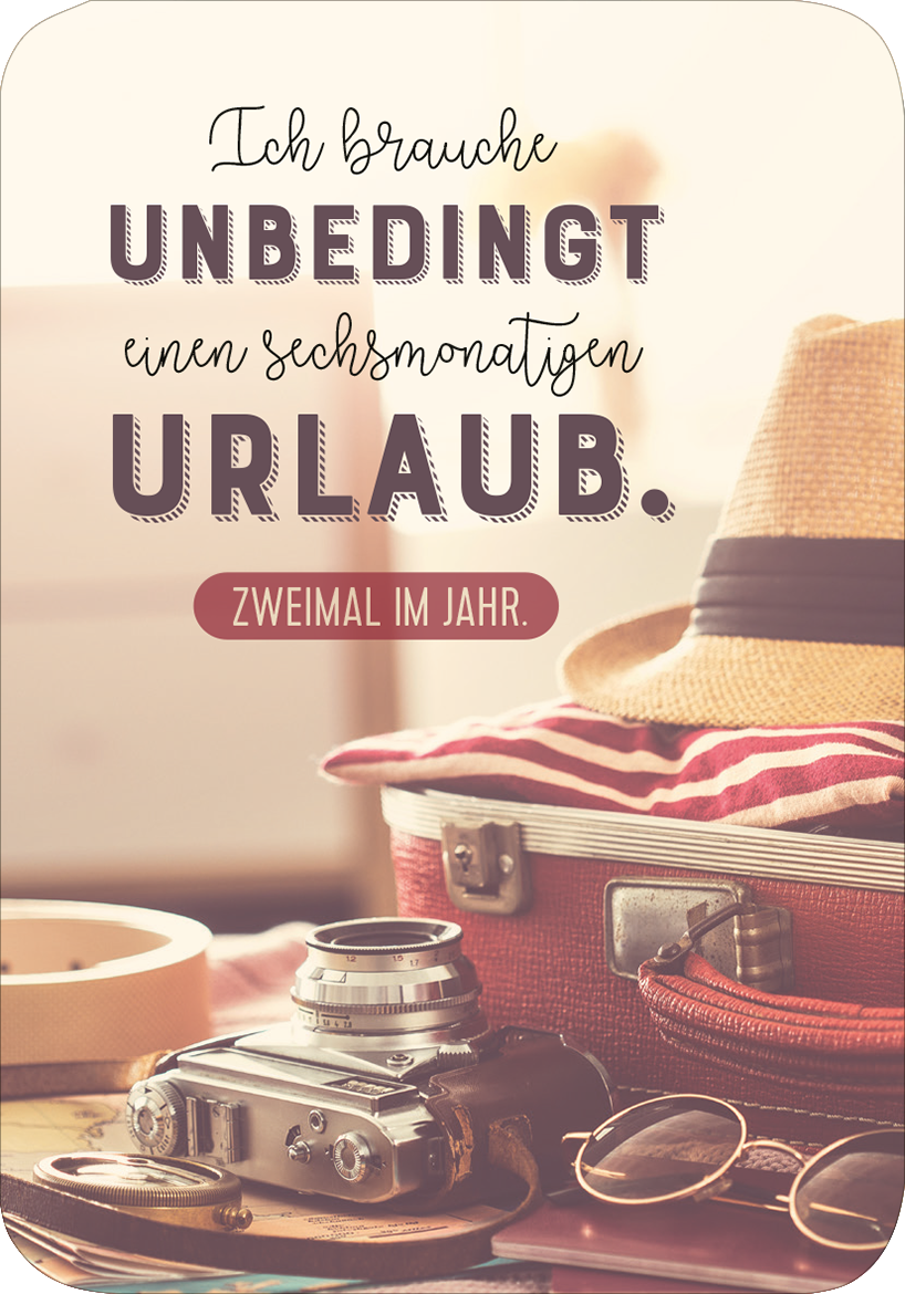 Gezeigt wird eine Innen- oder Zusatzansicht von „Einatmen und Ausrasten“. Die Farbpalette ist warm und einladend, dominiert von sanften Beige- und Brauntönen. Zentrale Elemente sind eine alte Kamera, eine Reisetasche und ein Hut, die ein Gefühl von Abenteuer und Entspannung vermitteln. Der Titel „Ich brauche UNBEDINGT einen sechsmonatigen URLAUB.“ ist in einer verspielten, großen Schriftart gestaltet, während der Zusatz „ZWEIMAL IM JAHR.“ in einer dezenteren Schrift...