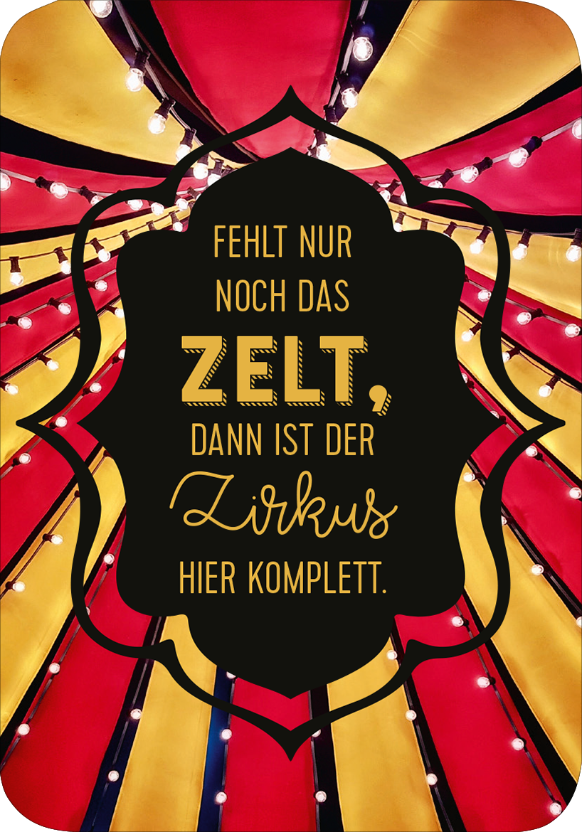 Gezeigt wird eine Innen- oder Zusatzansicht von „Einatmen und Ausrasten“. Der Hintergrund zeigt ein farbenfrohes Zeltmuster in intensivem Rot und leuchtendem Gelb. In der Mitte steht ein schwarzes, geschwungenes Schild mit dem Text „Fehlt nur noch das Zelt, dann ist der Zirkus hier komplett“ in einer Kombination aus kräftiger und verspielter Schriftart. Die Laternenlichter sorgen für eine festliche Atmosphäre und heben die Farben hervor.
