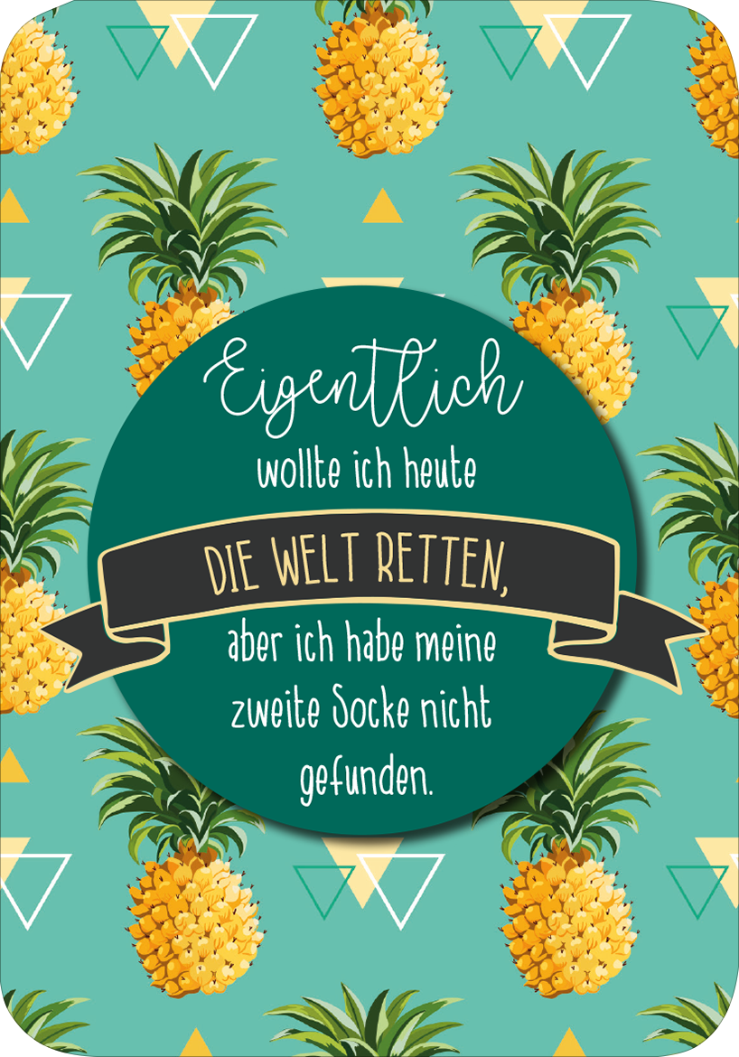 Gezeigt wird eine Innen- oder Zusatzansicht von „Einatmen und Ausrasten“. Die Illustration zeigt einen bunten Hintergrund in Türkis, der mit leuchtend gelben Ananas und geometrischen, weißen Dreiecken versehen ist. Im Zentrum befindet sich ein runder, grüner Bereich mit der Aufschrift „Eigentlich wollte ich heute DIE WELT RETTEN, aber ich habe meine zweite Socke nicht gefunden“. Die Typografie ist verspielt und variiert in Schriftarten und -größen, während ein schwarzes Banner den...