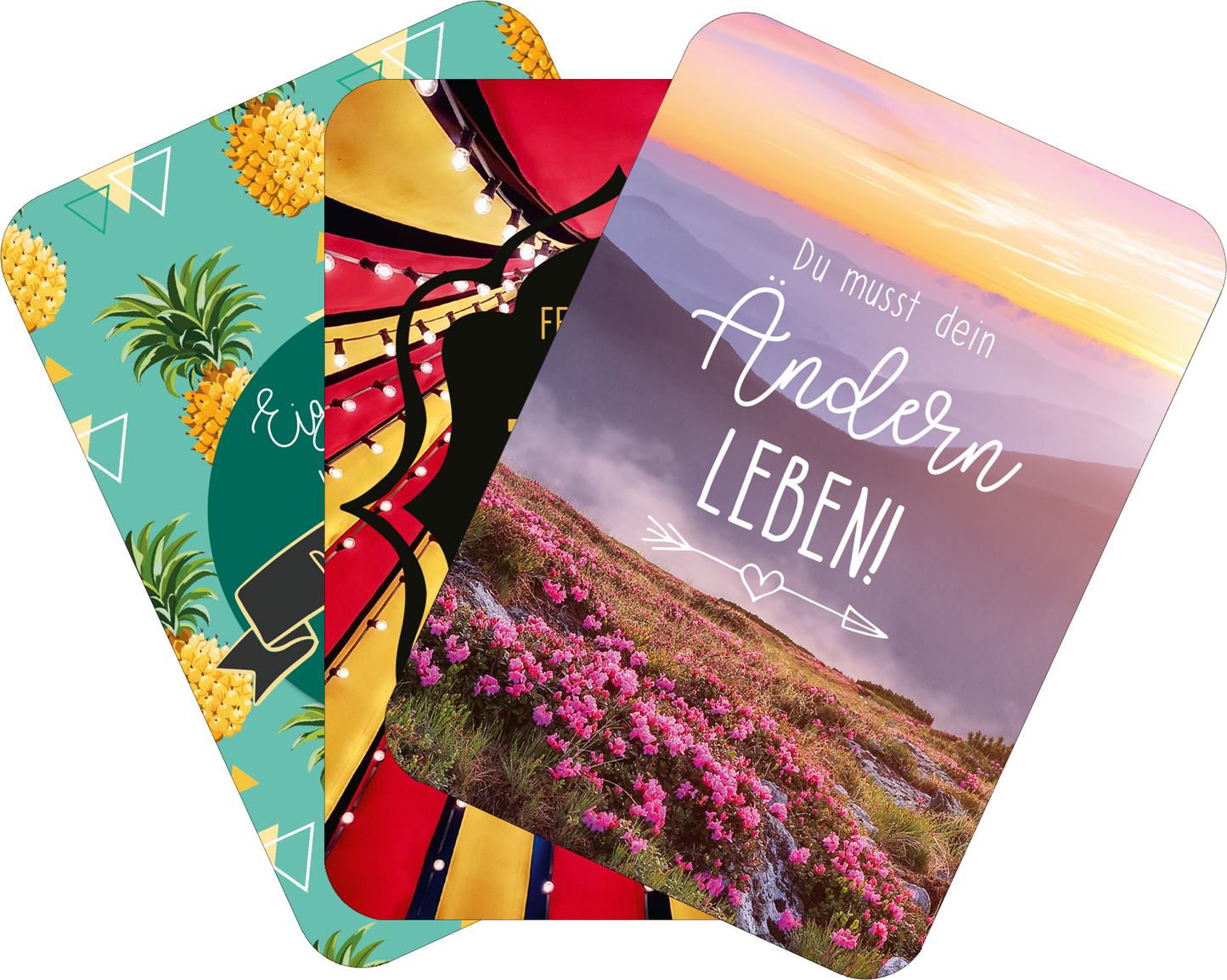 Gezeigt wird eine Innen- oder Zusatzansicht von „Einatmen und Ausrasten“. Die Grafik zeigt drei Karten mit unterschiedlichen Motiven. Die linke Karte hat einen hellgrünen Hintergrund mit Ananas-Muster, während die mittlere Karte in lebendigen Farben ein Rad mit Lichtern darstellt. Die rechte Karte zeigt eine romantische Landschaft bei Sonnenuntergang mit dem Schriftzug „Du musst dein Leben ändern!“ in verspielter, weißer Schrift. Die Typografie ist modern und ansprechend, und die...