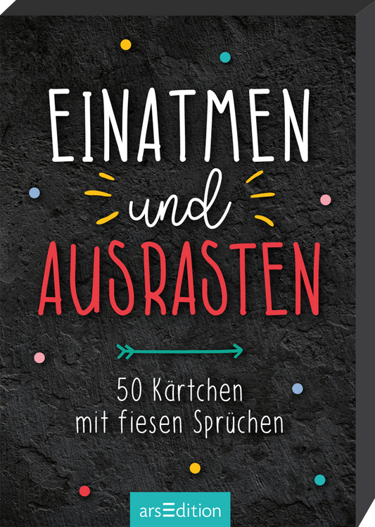 Das Buchcover zeigt auf schwarzem Hintergrund in lebhaften Farben den Titel „EINATMEN und AUSRASTEN“. Die Wörter „EINATMEN“ (in Weiß) und „AUSRASTEN“ (in Rot) heben sich deutlich hervor, umgeben von bunten Punkten und dekorativen Elementen. Darunter steht in kleinerer Schrift „50 Kärtchen mit fiesen Sprüchen“. Ganz unten mittig steht der Logoschriftzug von arsEdition.