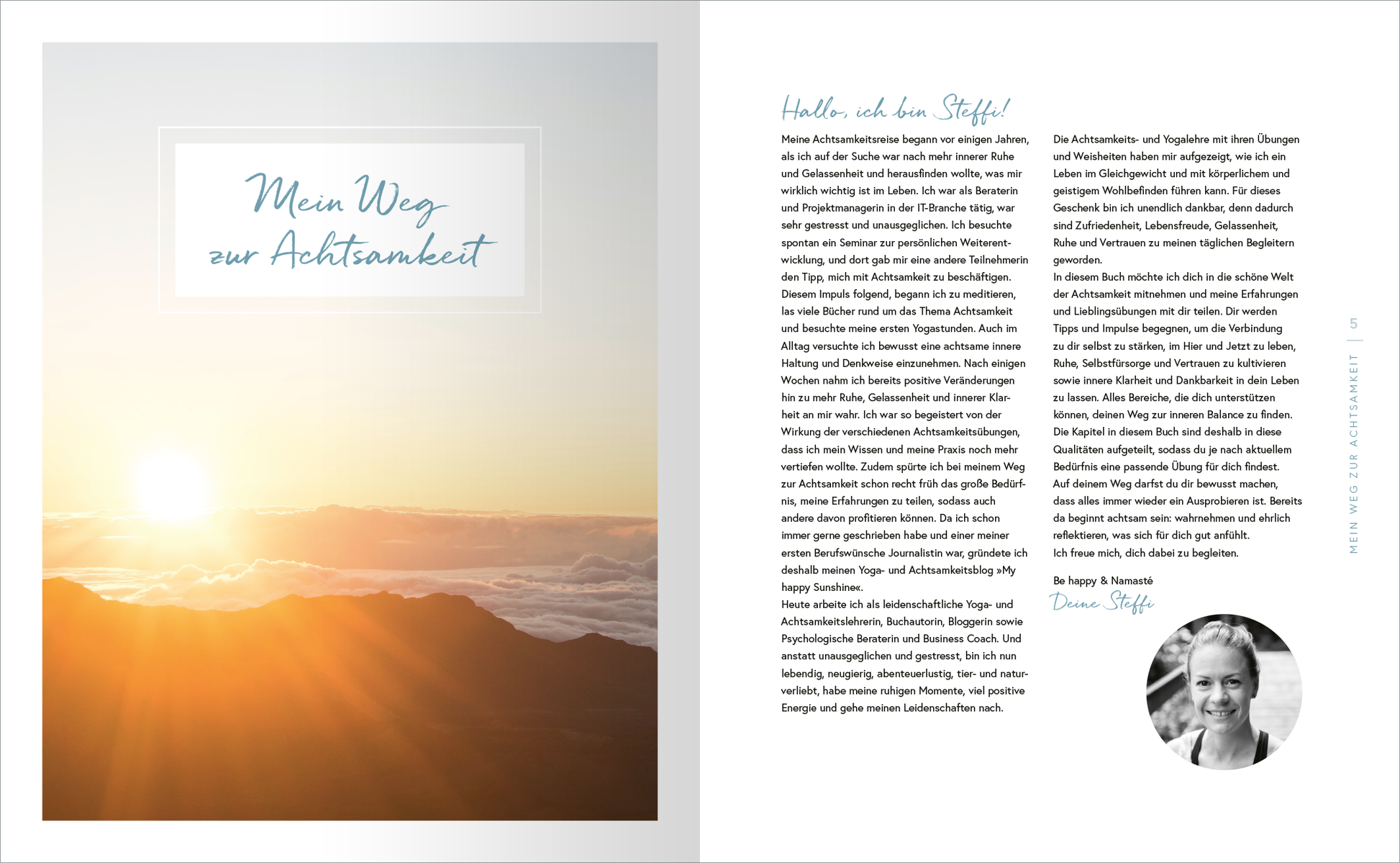 Gezeigt wird eine Innen- oder Zusatzansicht von „Achtsamkeit“. Die linke Seite zeigt eine sanfte Sonnenaufgangs-Szene über Bergen, dominiert von warmen Gelb- und Orangetönen. Auf der rechten Seite befindet sich ein einladender, handschriftlicher Titel in aquamarinfarbenem Font: „Mein Weg zur Achtsamkeit“. Darunter steht ein herzliches Willkommenswort, gefolgt von einem Fließtext in klarer, gut lesbarer serifenloser Schrift, ergänzt durch ein rundes Porträt der Autorin.