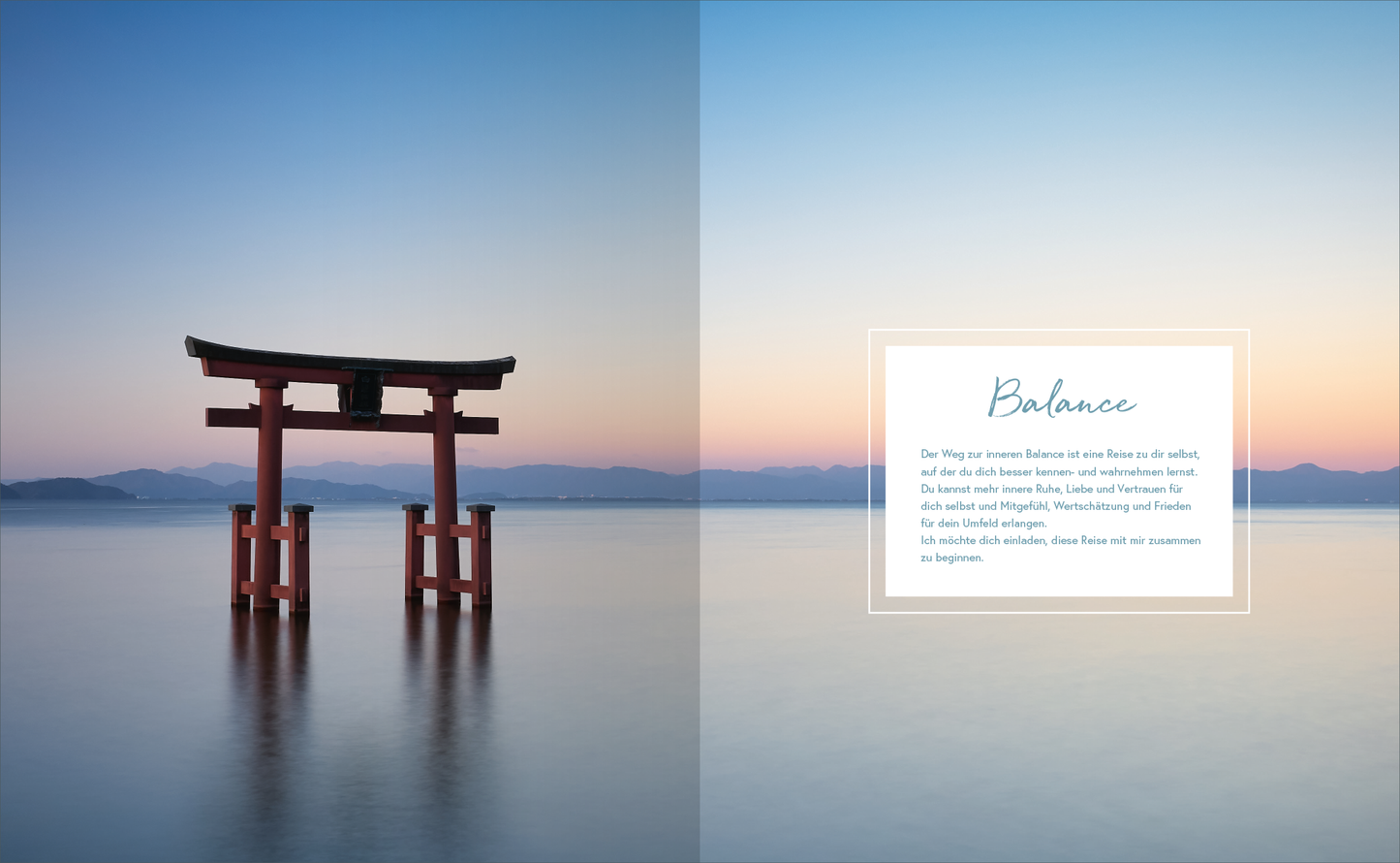 Gezeigt wird eine Innen- oder Zusatzansicht von „Achtsamkeit“. Die linke Seite zeigt ein Torii-Tor in sanften Rot- und Brauntönen, das im ruhigen Wasser reflektiert wird. Der Hintergrund präsentiert einen sanften Farbverlauf von Blau zu Pastellrosa, der den Eindruck eines frühen Morgens vermittelt. Auf der rechten Seite befindet sich ein Textfeld mit der Überschrift „Balance“ in eleganter, geschwungener Schrift, begleitet von einem klaren, gut lesbaren Fließtext in einer schlichten...