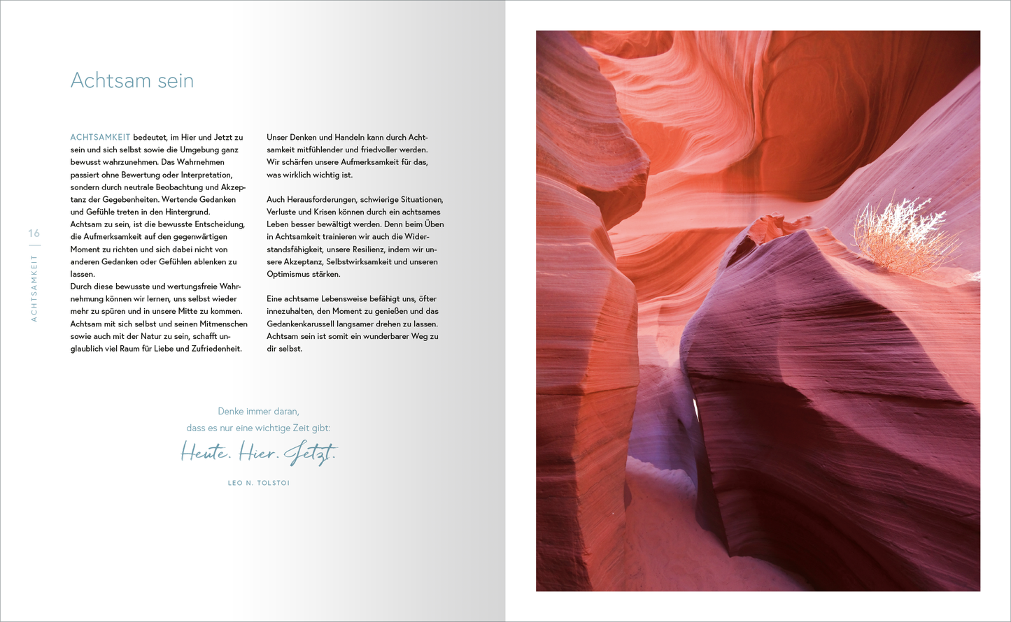Gezeigt wird eine Innenansicht von „Achtsamkeit“. Die linke Seite präsentiert den Titel „Achtsam sein“ in klarer, schwarzer Typografie auf einem hellen Hintergrund. Darunter folgt ein ausführlicher Text in schwarzer Schrift. Die rechte Seite zeigt eine eindrucksvolle, farbige Fotografie einer Sandsteinformation in warmen Rottönen und sanften lila Nuancen. Am unteren Rand befindet sich eine handschriftliche, aquarellartige Schrift in Blau, die die Botschaft „Heute. Hier. Jetzt.“...