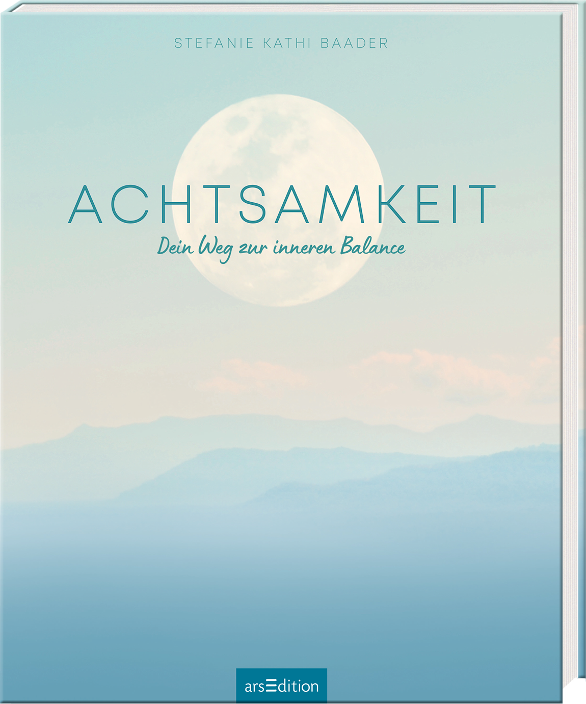 Das Cover zeigt eine sanfte, beruhigende Farbpalette aus Blau- und Grautönen, die eine harmonische Landschaft mit sanften Hügeln und einem großen, hellen Mond darstellen. Der Titel „ACHTSAMKEIT“ steht prominent in eleganter, hellblauer Schrift in der Mitte, begleitet vom Untertitel „Dein Weg zur inneren Balance“ in einer schmaleren Schriftart darunter. Ganz oben ist der Name der Autorinnen, Stefanie Kathi Baader, festgehalten. Ganz unten mittig steht der Logoschriftzug von arsEdition.