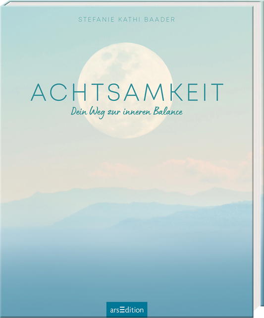 Das Cover zeigt eine sanfte, beruhigende Farbpalette aus Blau- und Grautönen, die eine harmonische Landschaft mit sanften Hügeln und einem großen, hellen Mond darstellen. Der Titel „ACHTSAMKEIT“ steht prominent in eleganter, hellblauer Schrift in der Mitte, begleitet vom Untertitel „Dein Weg zur inneren Balance“ in einer schmaleren Schriftart darunter. Ganz oben ist der Name der Autorinnen, Stefanie Kathi Baader, festgehalten. Ganz unten mittig steht der Logoschriftzug von arsEdition.