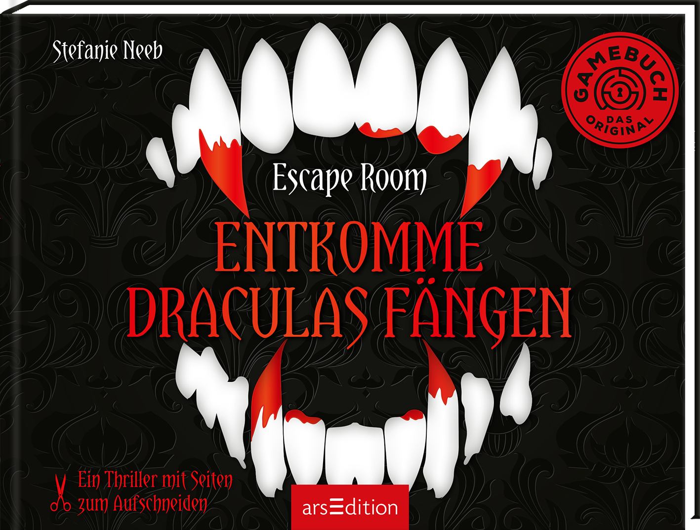Auf dem Buchcover von „Entkomme Draculas Fängen“ von Stefanie Neeb dominieren kräftige rote und schwarze Farbtöne. Der Titel ist in bolden, schwarzroten Buchstaben mittig platziert und wird von einem künstlerisch gestalteten Gebiss mit langen, blutbeschmierten Reißzähnen flankiert. Oben links ist in kleinerer Schrift „Escape Room“ zu sehen. Ein roter Button rechts oben trägt den Text „GAMEBUCH DAS ORIGINAL“. Ganz unten mittig steht der Logoschriftzug von arsEdition.