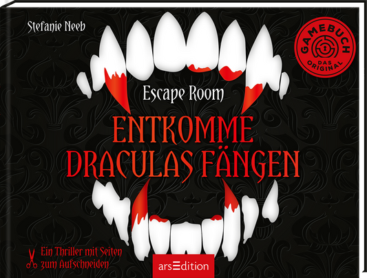 Auf dem Buchcover von „Entkomme Draculas Fängen“ von Stefanie Neeb dominieren kräftige rote und schwarze Farbtöne. Der Titel ist in bolden, schwarzroten Buchstaben mittig platziert und wird von einem künstlerisch gestalteten Gebiss mit langen, blutbeschmierten Reißzähnen flankiert. Oben links ist in kleinerer Schrift „Escape Room“ zu sehen. Ein roter Button rechts oben trägt den Text „GAMEBUCH DAS ORIGINAL“. Ganz unten mittig steht der Logoschriftzug von arsEdition.