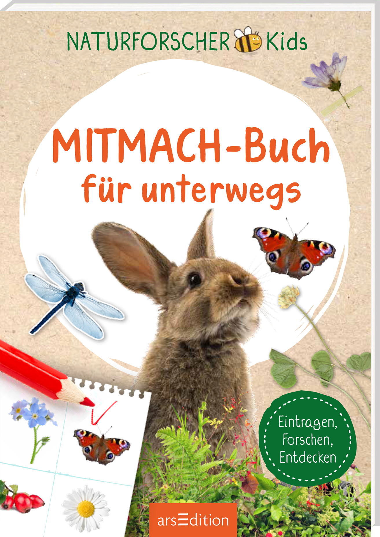 Das Cover zeigt einen niedlichen Hasen im Vordergrund, umgeben von bunten Schmetterlingen und einer libellenartigen Illustration. Der Titel „MITMACH-Buch für unterwegs“ ist in fröhlichem Orange gehalten und hebt sich von der oberen, sanften Farbpalette ab. Oben rechts prangt das Logo „NATURFORSCHER Kids“. Auf einem handgezeichneten Notizblock sind Blumen und eine rote Bleistiftzeichnung sichtbar. Ganz unten mittig steht der Logoschriftzug von arsEdition.