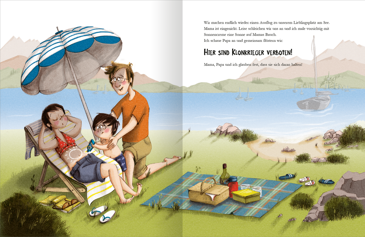 Gezeigt wird eine Innen- oder Zusatzansicht von „Klonkrieger im Bauch“. Die Illustration zeigt drei Kinder am Ufer eines Sees, unter einem großen, gestreiften Sonnenschirm. Ein Mädchen in einem gestreiften Oberteil und Shorts sitzt entspannt, während einen Jungen in einem orangen Shirt und Sandalen sie anlächelt. Ein weiteres Kind in einem grünen Oberteil blickt lächelnd zur Gruppe. Die Szenerie ist von sanften Grün- und Blautönen geprägt, mit einem Picknickplatz im Vordergrund....