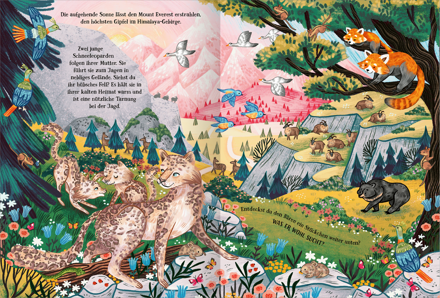 Gezeigt wird eine Innen- oder Zusatzansicht von „Berge voller Wunder“. Die Illustration zeigt eine lebendige, farbenfrohe Landschaft mit schneebedeckten Bergen im Hintergrund und üppigem grünen Wald im Vordergrund. Zwei scheue Schneeleoparden folgen einer älteren Statue. Verschiedene Tiere, darunter Vögel und ein Bär, sind im Bild verteilt. Die Schrift ist spielerisch und gut lesbar, in sanften Farben gehalten, die harmonisch mit der Umgebung korrespondieren.