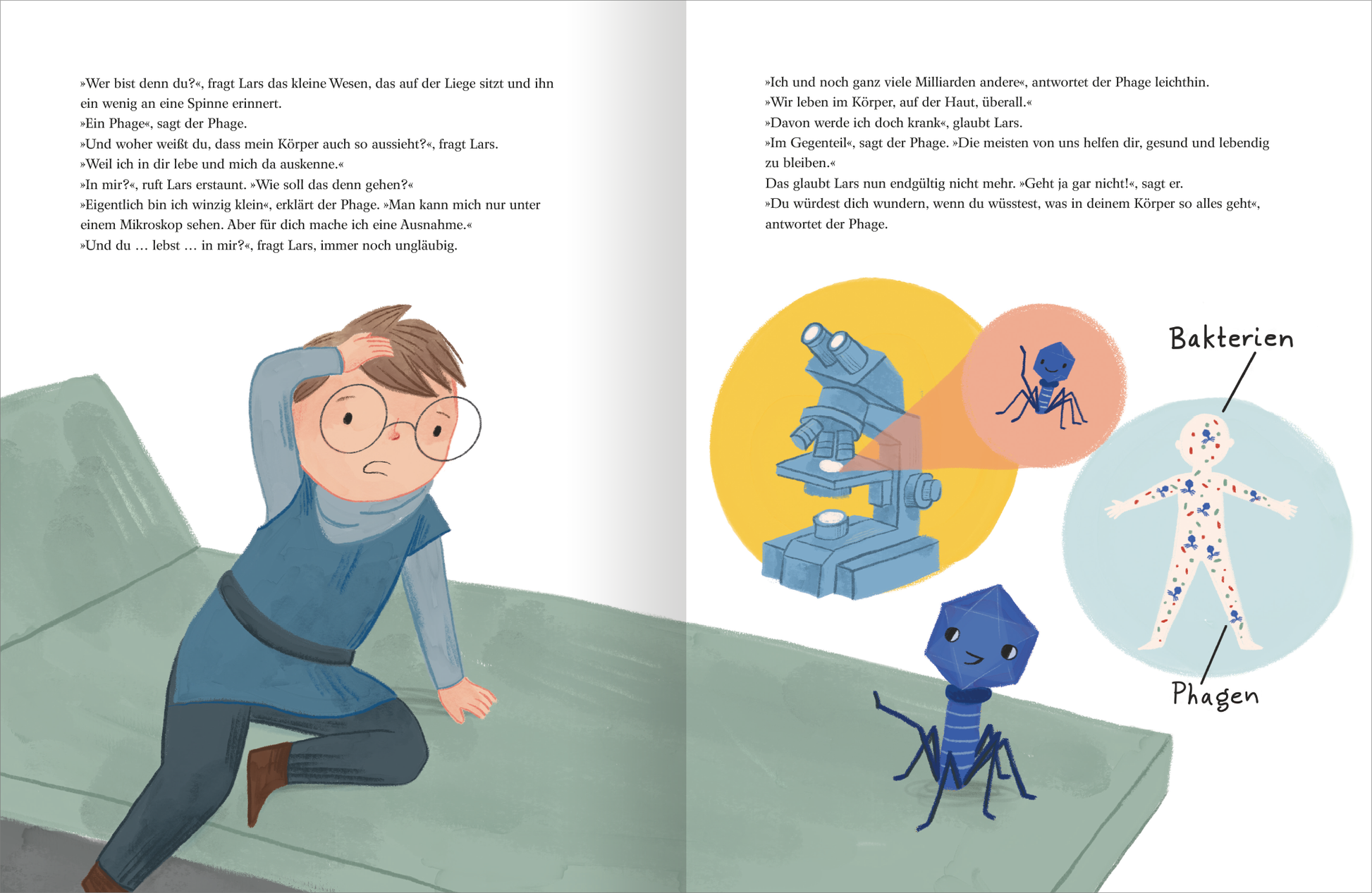 Gezeigt wird eine Innenansicht von „Das alles kann mein Körper“. Auf der linken Seite sitzt ein nachdenklicher Junge mit Brille, bekleidet in einem blauen Kostüm und einer dunkelblauen Hose. Er hat eine Hand an den Kopf gelegt und sitzt auf einer Krankenliege. Die rechte Seite zeigt eine grafische Darstellung von Bakterien und Phagen in verschiedenen Farben: ein gelbes, rundes Feld mit Illustrationen eines Mikroskops, eines Körpers und eines blauen Phagen. Die Schrift ist klar und gut...