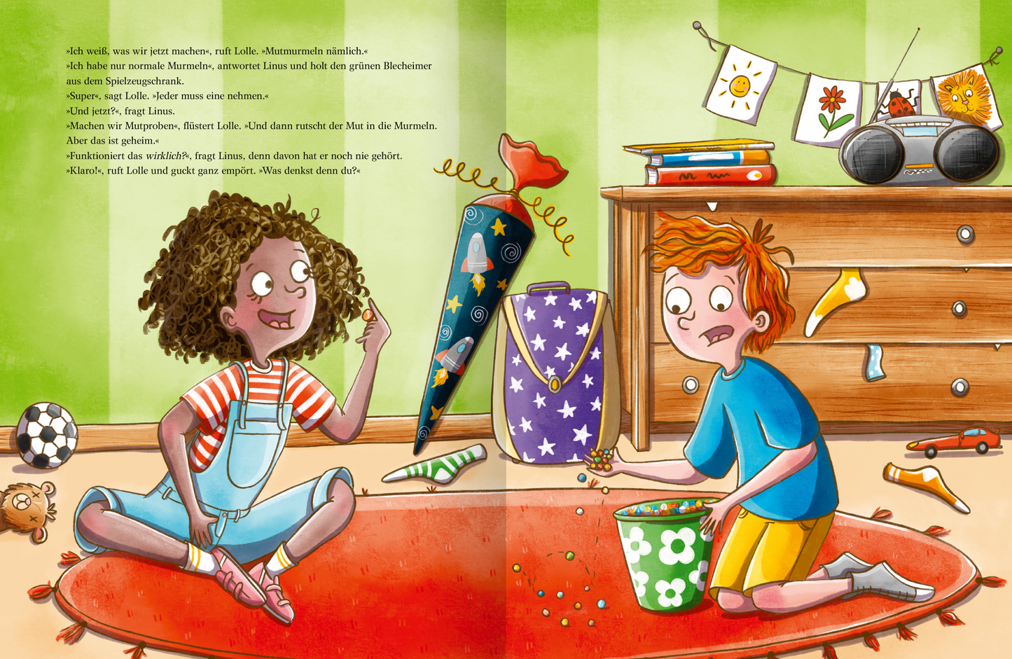 Gezeigt wird eine Innenseite von „Mutmurmeln für den ersten Schultag“. Die Illustration zeigt zwei Kinder, die am Boden eines Kinderzimmers auf einem roten Teppich sitzen. Das Mädchen mit lockigen, braunen Haaren trägt ein gestreiftes T-Shirt und eine Latzhose und hält eine Murmel in der Hand. Der Junge mit den rötlichen Haaren kniet neben ihr und hat einen grünen, geblümten Eimer voller Murmeln, von denen er gerade eine Handvoll herausgeholt hat. Auf der linken Seite oben steht der...