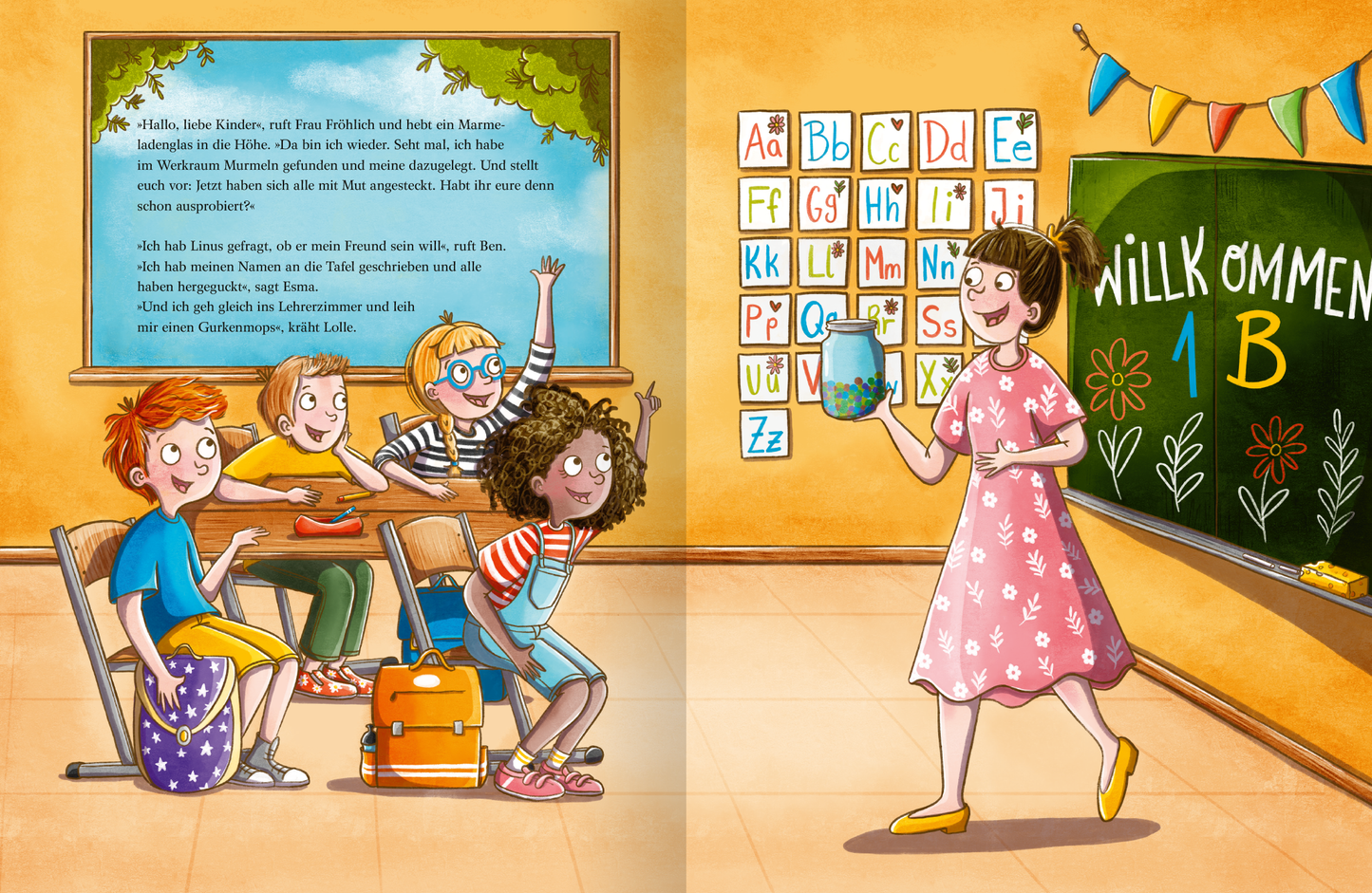 Gezeigt wird eine Innenseite von „Mutmurmeln für den ersten Schultag“. Die Illustration zeigt einen Klassenraum mit vier Kindern, die aufmerksam auf eine Lehrerin in einem pinken Kleid mit weißen Punkten schauen. Im Hintergrund hängt eine Tafel mit der Aufschrift „Willkommen 1 B“. Die Wände sind in warmen Gelbtönen gehalten, und durch das Fenster ist ein grüner Baum sichtbar. Die Kinder haben unterschiedliche Frisuren und tragen farbenfrohe Kleidung.