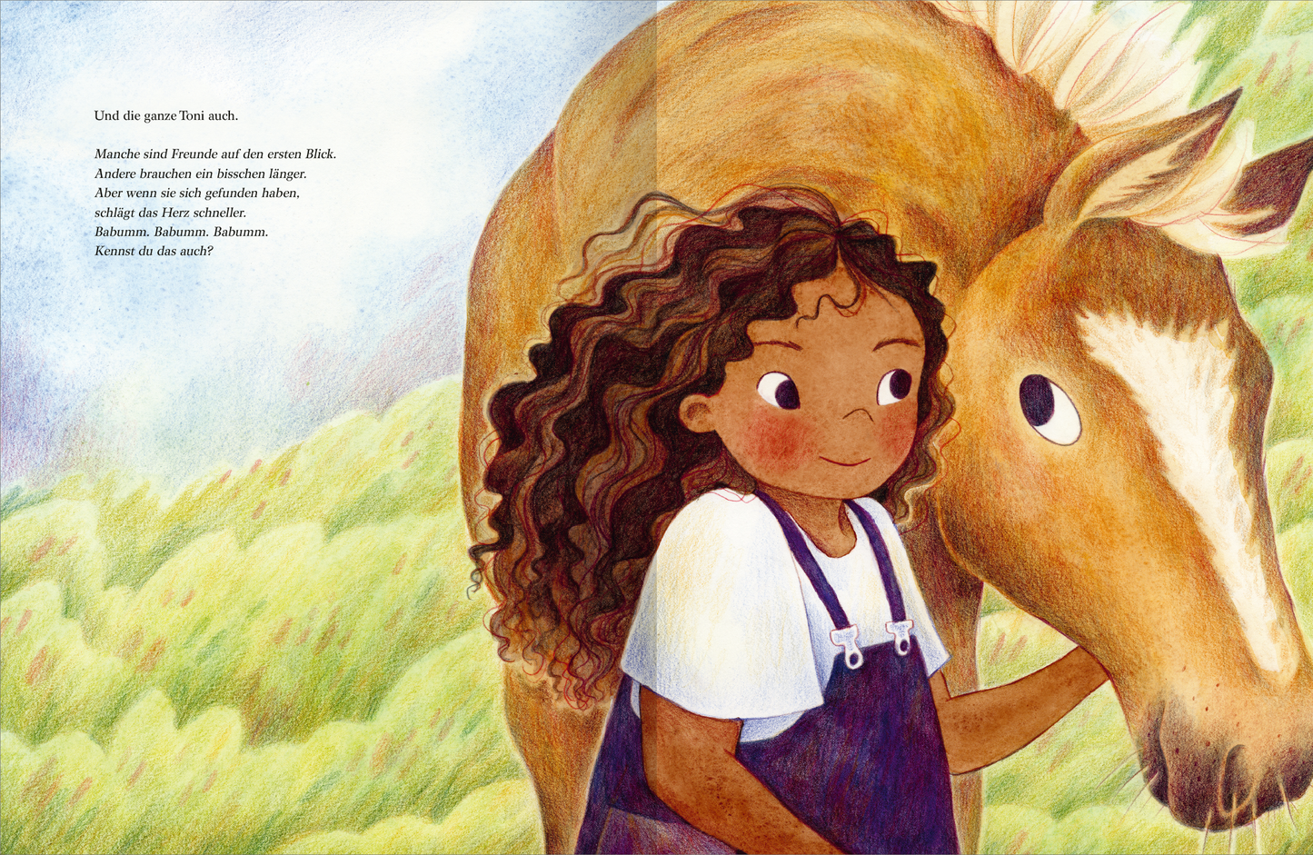 Gezeigt wird eine Innen- oder Zusatzansicht von „Rias Wunsch“. Die Illustration zeigt ein Mädchen mit lockigem, braunem Haar, das sanft ein braunes Pferd streichelt. Die Farben sind überwiegend in sanften Erdtönen gehalten, mit einem klaren blau-grünen Hintergrund, der eine ländliche Szene vermittelt. Die Typografie im Textbereich ist klar und gut lesbar, in kindgerechter Schrift gestaltet. Die emotionalen Ausdrücke der Figuren fördern ein Gefühl von Freundschaft und Verbundenheit.