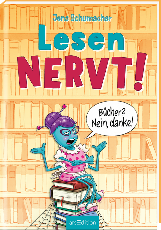 Das Buchcover zeigt den Titel „Lesen NERVT!“ in großen, bunten Buchstaben auf einem orangen Hintergrund. In der Mitte thront eine blau-grüne Spinne mit lila Haaren auf einem Stapel Bücher. Sie trägt einen rosa gepunktetes Kleid und hat eine skeptische Mimik. Über ihr schwebt eine Sprechblase mit dem Text: „Bücher? Nein, danke!“ Ganz unten mittig steht der Logoschriftzug von arsEdition.