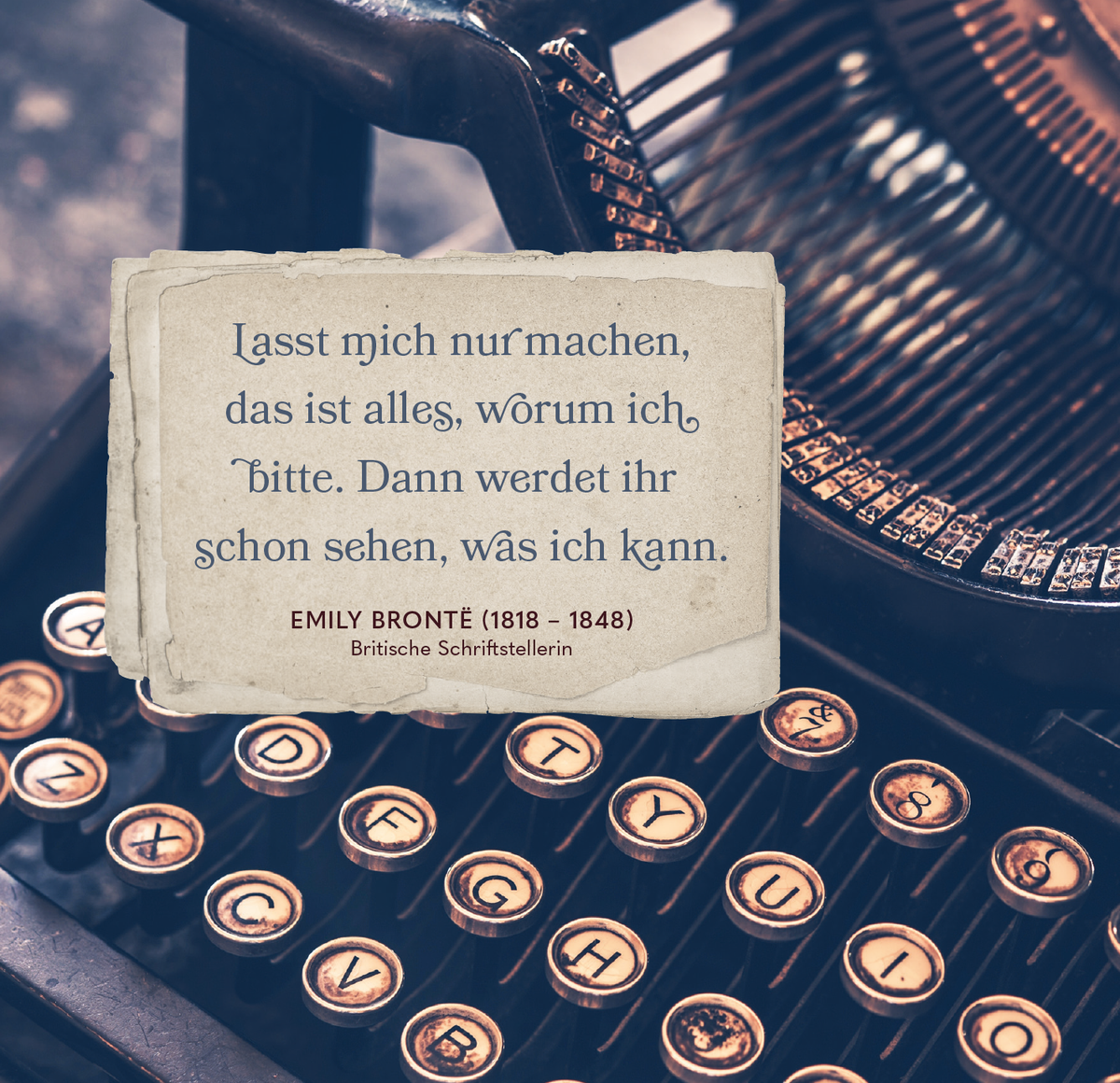 Gezeigt wird eine Innen- oder Zusatzansicht von „Die Welt ist ein Buch“. Der Hintergrund zeigt eine alte Schreibmaschine mit metallischen Tasten und einem nostalgischen Look. Im Vordergrund befindet sich ein Zettel mit der Handschrift von Emily Brontë, in sanften Farben gehalten. Die Typografie ist klar und gut lesbar, mit einem Zitat, das die Aufforderung ausdrückt, sich kreativ auszudrücken. Das Gesamtbild strahlt eine warme, einladende Atmosphäre aus.