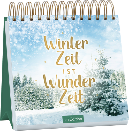 Das Buchcover zeigt eine winterliche Landschaft mit schneebedeckten Tannenbäumen unter einem klaren, blauen Himmel. Leichte Schneeflocken fallen sanft herab. Der Titel „Winter Zeit ist Wunder Zeit“ ist in goldenen, geschwungenen Buchstaben mittig platziert und strahlt Wärme und Festlichkeit aus. Ganz oben versprüht das Cover eine fröhliche Atmosphäre. Ganz unten mittig steht der Logoschriftzug von arsEdition.