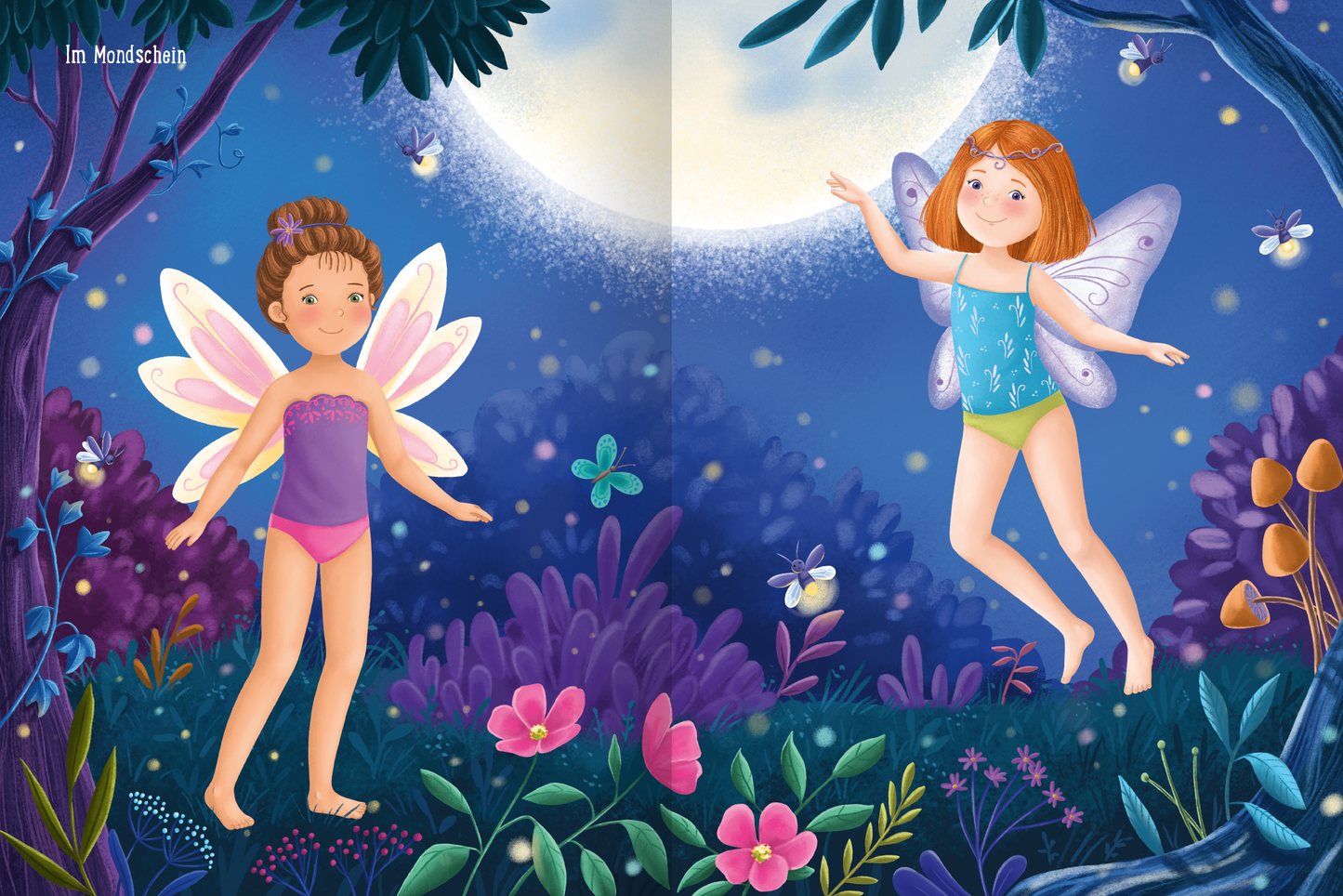Gezeigt wird eine Innen- oder Zusatzansicht von „Erstes Stickern Anziehpuppen – Feen“. Die Illustration zeigt zwei Spielpuppen mit farbenfrohen Flügeln, umgeben von einer fantastischen Waldlandschaft bei Nacht. Die linke Puppe trägt einen lila Badeanzug und hat große, transparente Flügel, während die rechte Puppe in einem blauen Oberteil und grünen Badeanzug gekleidet ist. Der Hintergrund ist in tiefen Blautönen gehalten, mit leuchtenden Blumen in Pink und Orange sowie einer...