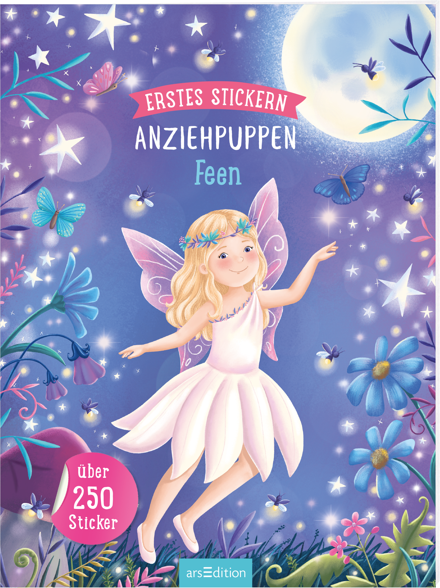 Das Buchcover zeigt eine fantasievolle Szene mit einem schelmischen Feenmädchen, das in einem zarten, lilafarbigen Kleid mit transparenten Flügeln steht. Der Hintergrund ist in sanften Blau- und Lilatönen gehalten und wird von glühenden Sternen und leuchtenden Blumen umrahmt. Über dem Mädchen steht der Schriftzug „ERSTES STICKERN“, während darunter „ANZIEHPUPPEN Feen“ in einer verspielten Schriftart prangt. Auf dem Cover befindet sich ein Button mit dem Text „über 250...