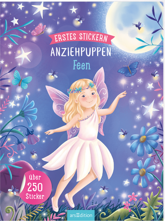Das Buchcover zeigt eine fantasievolle Szene mit einem schelmischen Feenmädchen, das in einem zarten, lilafarbigen Kleid mit transparenten Flügeln steht. Der Hintergrund ist in sanften Blau- und Lilatönen gehalten und wird von glühenden Sternen und leuchtenden Blumen umrahmt. Über dem Mädchen steht der Schriftzug „ERSTES STICKERN“, während darunter „ANZIEHPUPPEN Feen“ in einer verspielten Schriftart prangt. Auf dem Cover befindet sich ein Button mit dem Text „über 250...