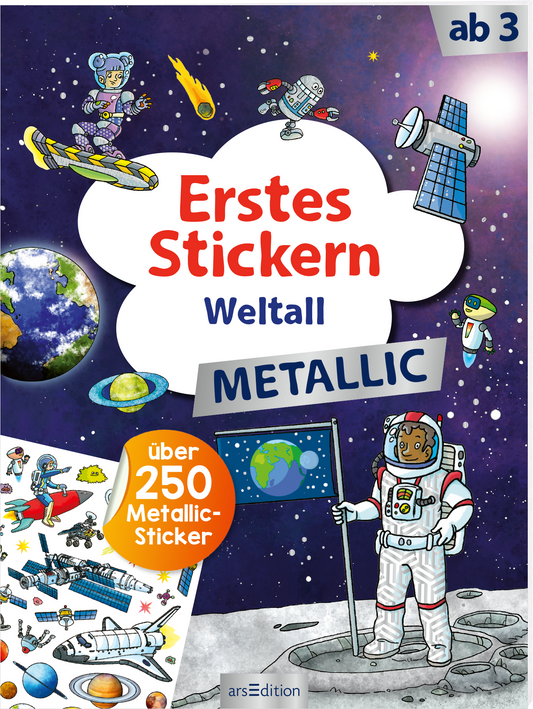 Das Buchcover zeigt eine bunte, verspielte Weltraumszene auf einem tiefblauen Hintergrund, mit verschiedenen Raumfahrzeugen und einem Astronauten, der eine Erde-Kugel hält. Im oberen Teil befindet sich ein wolkenförmiger Textbereich mit dem Titel „Erstes Stickern“ in auffälligem Rot, darunter steht „Weltall“ in Blau. Der Zusatz „METALLIC“ hebt sich ebenfalls in Blau ab. Unten links ist ein gelbes Emblem mit dem Hinweis „über 250 Metallic-Sticker“. Ganz unten mittig steht der...