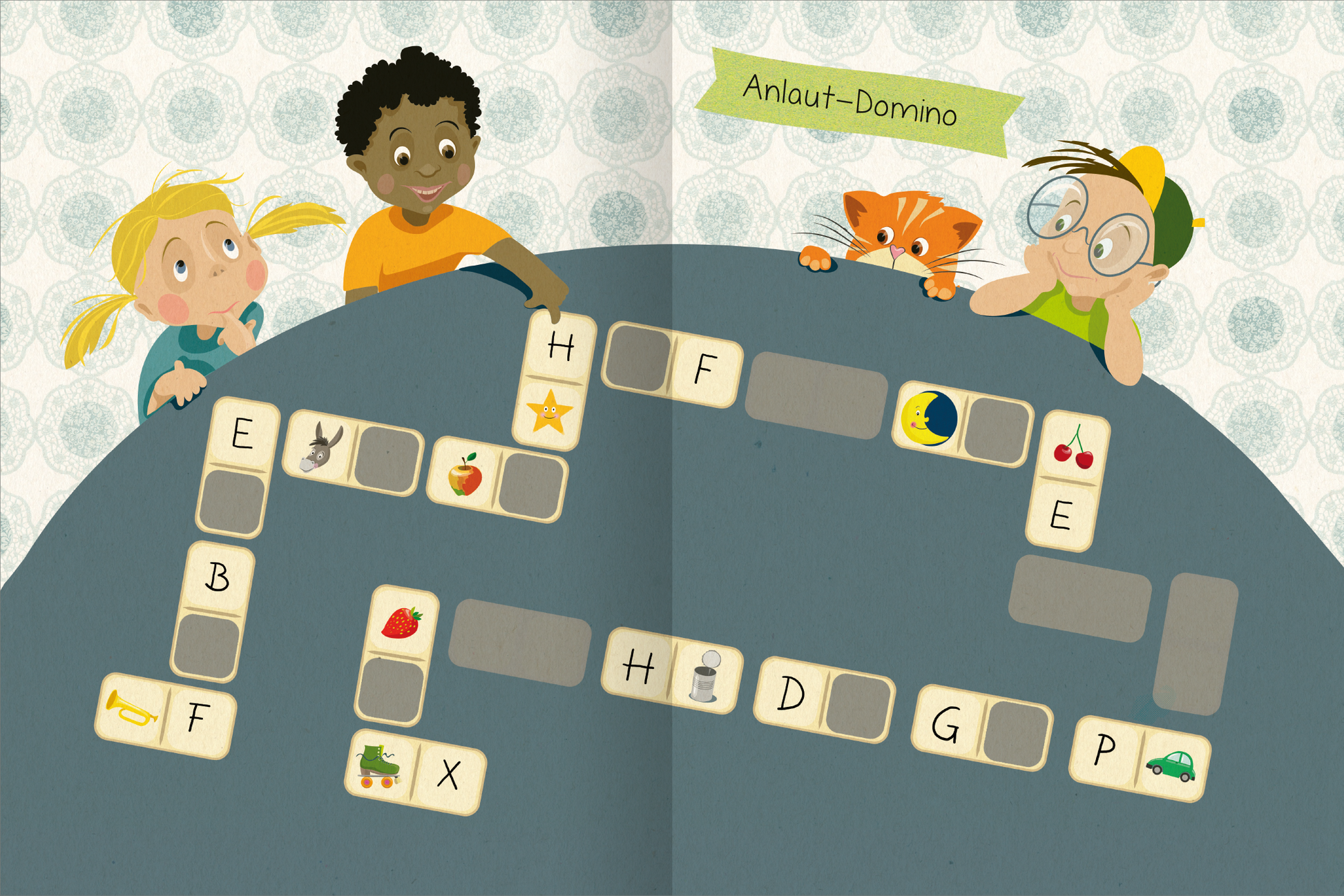 Gezeigt wird eine Innen- oder Zusatzansicht von „Stickern und Lernen – Denkspiele“. Auf einem runden, blauen Tisch sind mehrere große, farbige Kärtchen mit Illustrationen von Tieren und Objekten angeordnet, die Teil des Spiels sind. Es sind drei Kinder und eine orangefarbene Katze zu sehen, die gespannt auf die Karten schauen. Die Schrift „Anlaut-Domino“ ist in lebhaften Farben über den Karten platziert, um das Spielthema hervorzuheben. Der Hintergrund ist hell und mit einem...