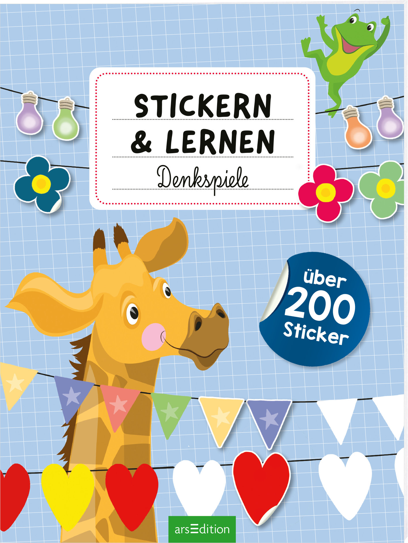 Das Cover zeigt eine fröhliche, cartoonhafte Giraffe mit großen, leuchtenden Augen im Vordergrund. Im Hintergrund sind bunte Wimpel und Blumen in leuchtenden Farben arrangiert, um eine spielerische Atmosphäre zu erzeugen. Oben in der Mitte steht der Titel „STICKERN & LERNEN“ in klarer, schwarzer Typografie, darunter folgt „Denks Spiele“. In der unteren rechten Ecke befindet sich ein blauer Button mit dem Text „über 200 Sticker“. Ganz unten mittig steht der Logoschriftzug von...