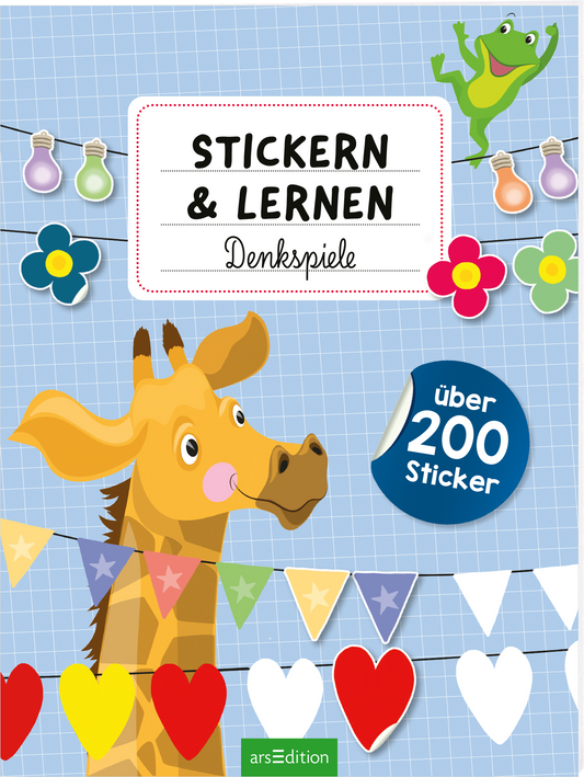 Das Cover zeigt eine fröhliche, cartoonhafte Giraffe mit großen, leuchtenden Augen im Vordergrund. Im Hintergrund sind bunte Wimpel und Blumen in leuchtenden Farben arrangiert, um eine spielerische Atmosphäre zu erzeugen. Oben in der Mitte steht der Titel „STICKERN & LERNEN“ in klarer, schwarzer Typografie, darunter folgt „Denks Spiele“. In der unteren rechten Ecke befindet sich ein blauer Button mit dem Text „über 200 Sticker“. Ganz unten mittig steht der Logoschriftzug von...