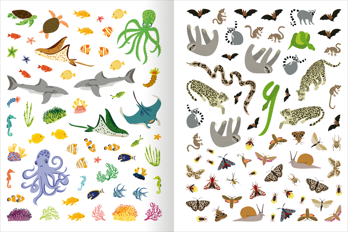 Gezeigt wird eine Innen- oder Zusatzansicht von „Das superdicke Stickerheft – Tiere“. Auf der linken Seite sind bunte Wasserlebewesen wie Fische, Haie und ein Oktopus in verschiedenen Farben, überwiegend Grün, Blau und Gelb, zu sehen. Die rechte Seite zeigt eine Vielzahl an Landtieren wie Schlangen, Fledermäuse und einen Schnecken-Sticker, in gedeckten Farben wie Grau und Braun. Die typografischen Elemente sind klar und groß gestaltet, wodurch die Übersichtlichkeit gefördert wird.