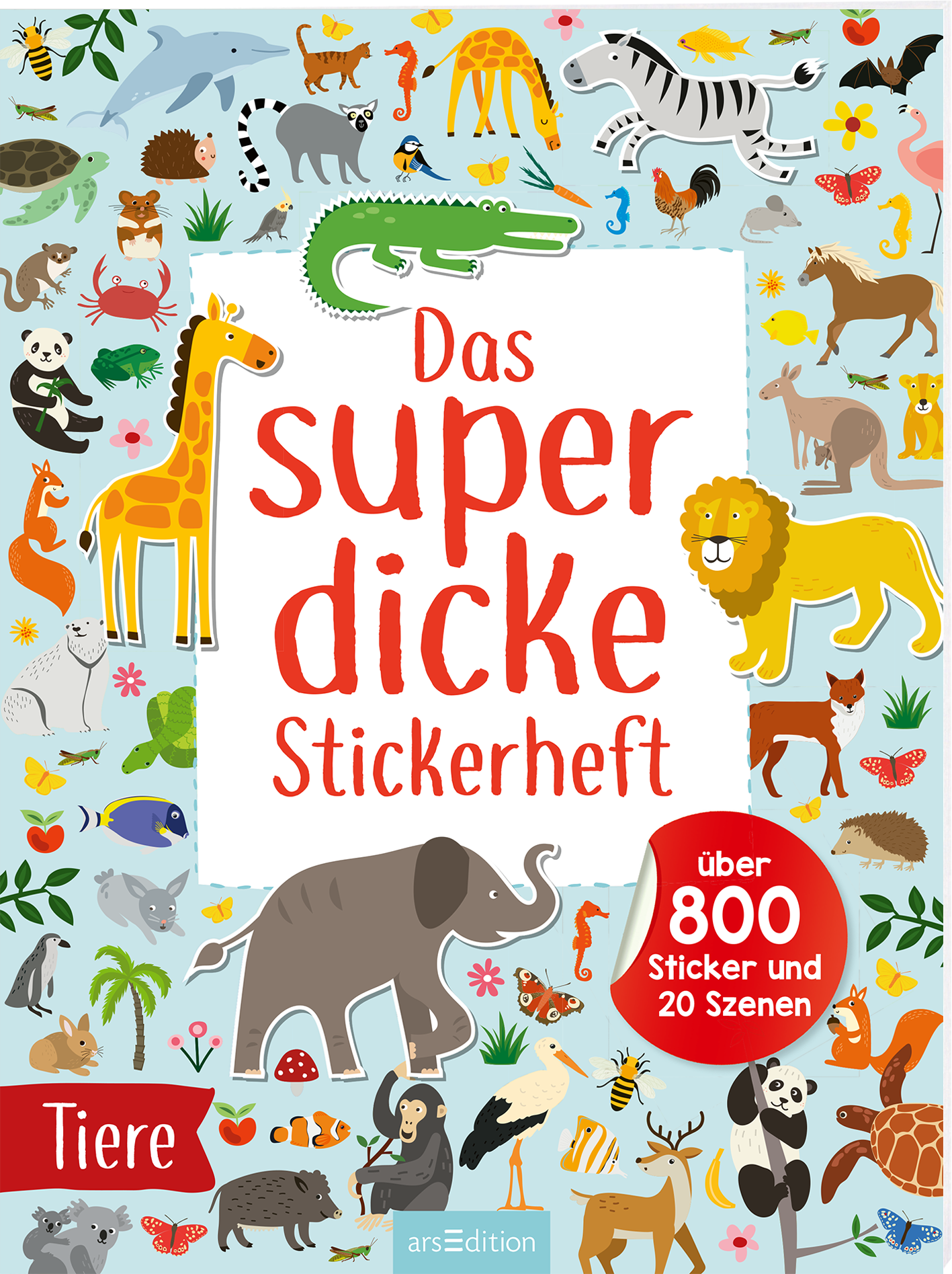 Das Cover zeigt eine fröhliche, bunte Tierwelt mit einer Vielzahl von illustrierten Tieren, darunter ein Löwe, ein Krokodil und eine Giraffe. Im Zentrum steht der Titel „Das super dicke Stickerheft“ in großen, auffälligen roten Buchstaben, darunter in kleinerer Schrift: „Stickerheft“. In einem roten Kreis befindet sich der Text „über 800 Sticker und 20 Szenen“. Der Hintergrund ist in einem sanften, hellen Blau gehalten. Ganz unten mittig steht der Logoschriftzug von arsEdition.