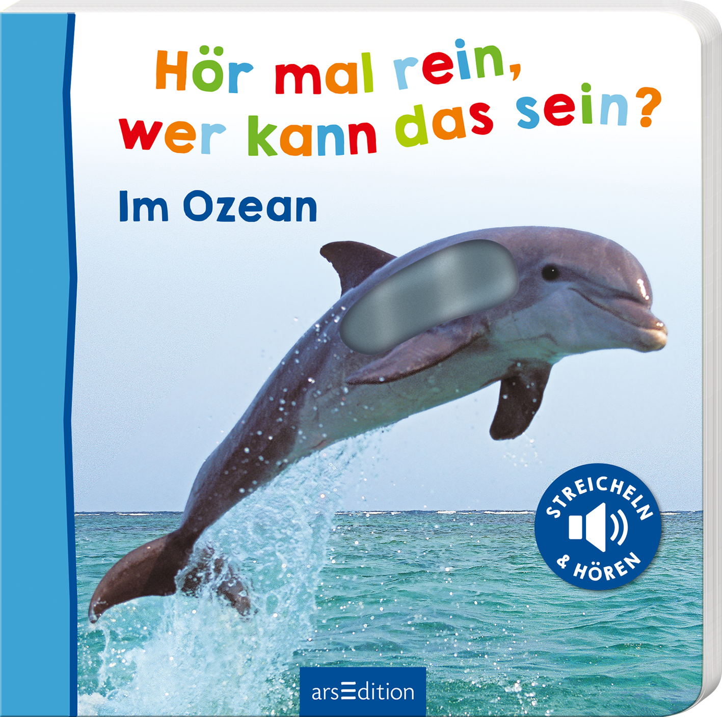 Das Buchcover zeigt einen umspringenden Delfin vor einem türkisfarbenen Ozean. Der Titel „Hör mal rein, wer kann das sein?“ in bunten, fröhlichen Buchstaben ist gut lesbar platziert. Darunter steht der Untertitel „Im Ozean“ in dunkler Schrift. Ein blauer Button mit dem Text „STREICHELN & HÖREN“ ist in der rechten unteren Ecke sichtbar. Ganz unten mittig steht der Logoschriftzug von arsEdition.