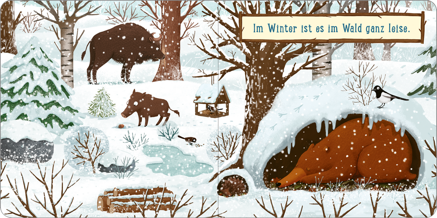 Gezeigt wird eine Innen- oder Zusatzansicht von „Ein Tag im Wald: Kleiner Bär“. Die Szene zeigt eine winterliche Waldlandschaft, in der zahlreiche Tiere wie ein Bär, ein Wildschwein und Vögel dargestellt sind. Die Bäume sind schneebedeckt, und die kühle Farbpalette besteht aus Weiß-, Braun- und Grüntönen. Über der Szenerie schwebt der Text „Im Winter ist es im Wald ganz leise“ in einer leicht verspielten, gut lesbaren Schriftart.