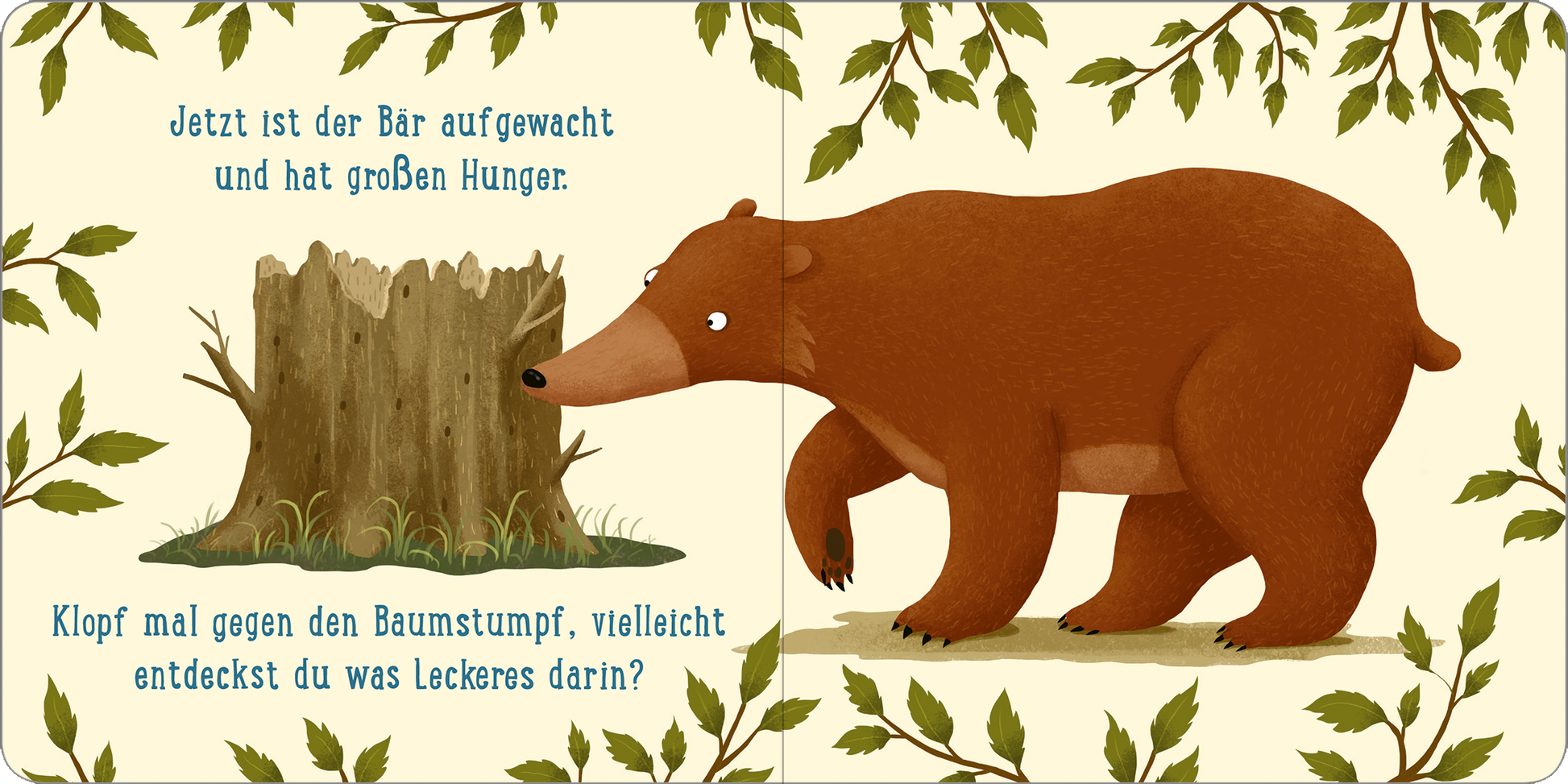 Gezeigt wird eine Innen- oder Zusatzansicht von „Ein Tag im Wald: Kleiner Bär“. Die Illustration zeigt einen großen braunen Bären, der hungrig auf einen Baumstumpf zuläuft. Der Bär ist freundlich gezeichnet, mit sanften Gesichtszügen und einer kräftigen Körperform. Links im Bild befindet sich der Baumstumpf, auf dem ein einladender Text in klarer, lesbarer Typografie steht. Die Farben sind warm und erdig, um eine natürliche Waldatmosphäre zu schaffen, umgeben von grünen Blättern.