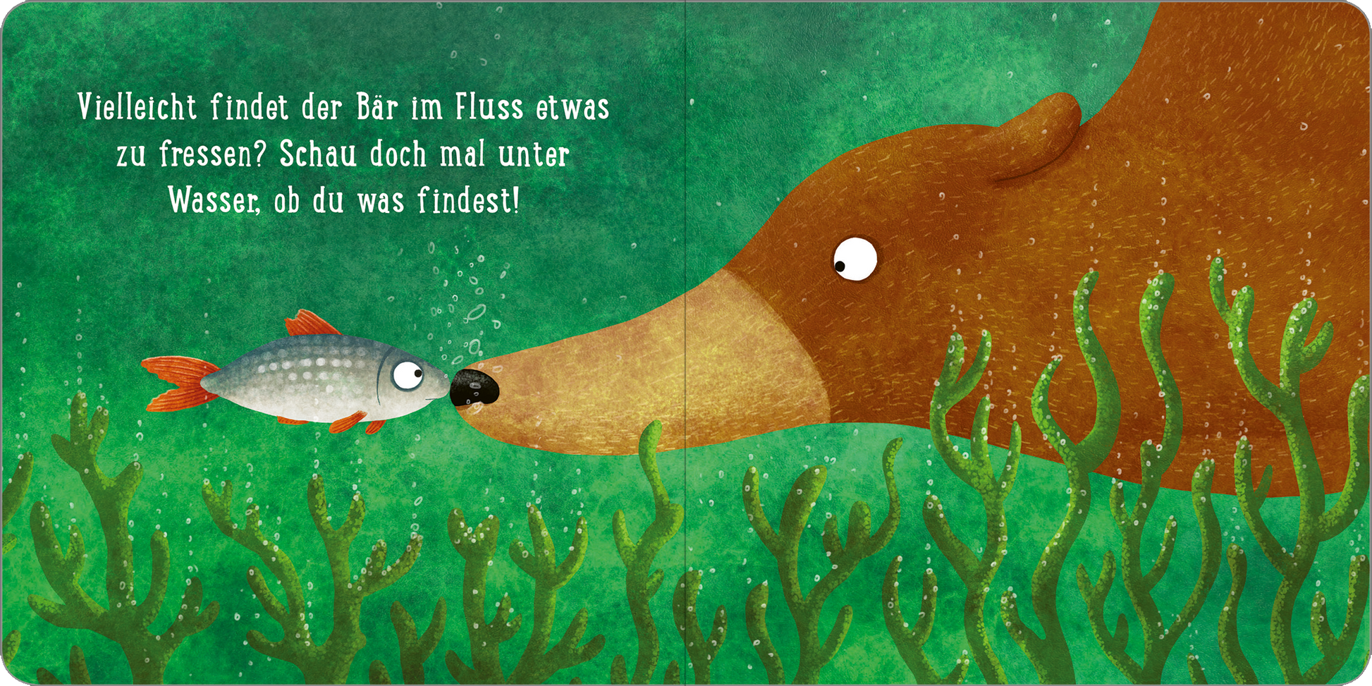Gezeigt wird eine Innen- oder Zusatzansicht von „Ein Tag im Wald: Kleiner Bär“. Die Illustration zeigt einen großen, braunen Bären, der neugierig einem kleinen, roten Fisch ins Wasser blickt. Der Hintergrund ist in verschiedenen Grüntönen gehalten und vermittelt eine Wasseroberfläche mit Unterwasserpflanzen. In der oberen Bildhälfte steht der Text „Vielleicht findet der Bär im Fluss etwas zu fressen? Schau doch mal unter Wasser, ob du was findest!“ in einer kindgerechten, gut...