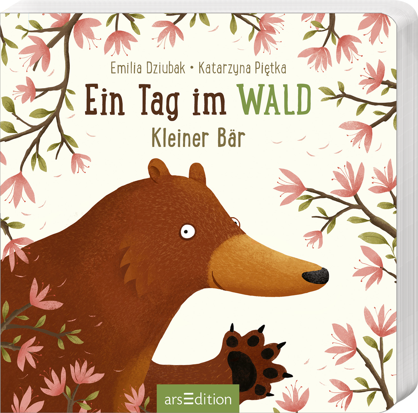 Das Cover zeigt einen freundlichen, braunen Bären, der auf der linken Seite abgebildet ist. Um ihn herum blühen zarte pinke Blüten und grüne Blätter, die eine einladende Waldatmosphäre schaffen. Der Titel „Ein Tag im WALD“ steht in verspielter Schrift, wobei „WALD“ in kräftigem Grün hervorgehoben ist. Darunter steht in kleinerer Schrift „Kleiner Bär“. Oben rechts befinden sich die Namen der Autorinnen Emilia Dziubak und Katarzyna Piętka. Ganz unten mittig steht der...