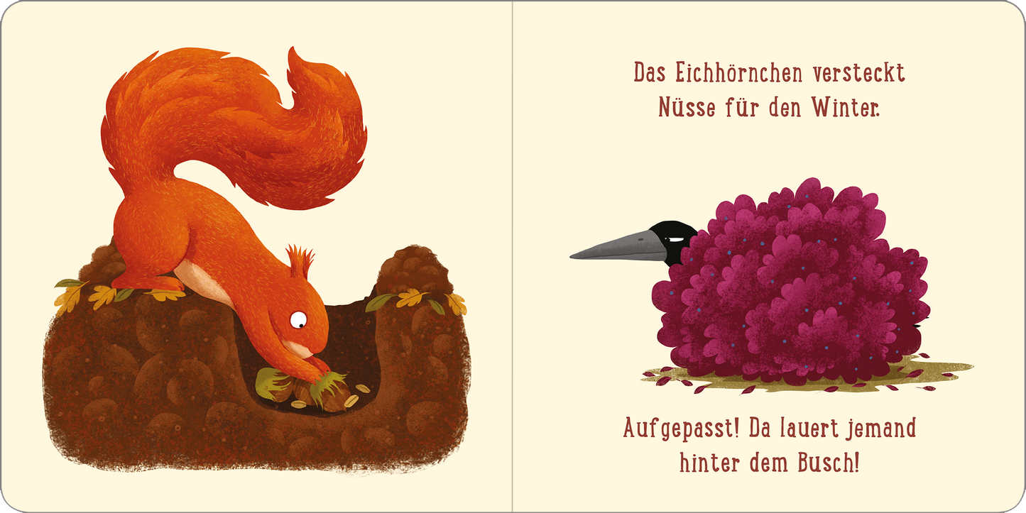 Gezeigt wird eine Innen- oder Zusatzansicht von „Ein Tag im Wald: Kleines Eichhörnchen“. Das Bild zeigt ein lebhaftes, orangefarbenes Eichhörnchen, das Nüsse in einem Erdloch versteckt. Die Darstellung ist karikaturhaft und freundlich, mit großen, ausdrucksvollen Augen. Im Hintergrund ein Busch, hinter dem ein dunkles, gefiedertes Tier verborgen ist. Die Schrift ist kindgerecht in einer großen, klaren Typografie gehalten und kommt in einem kräftigen Rot und Schwarz zur Geltung.