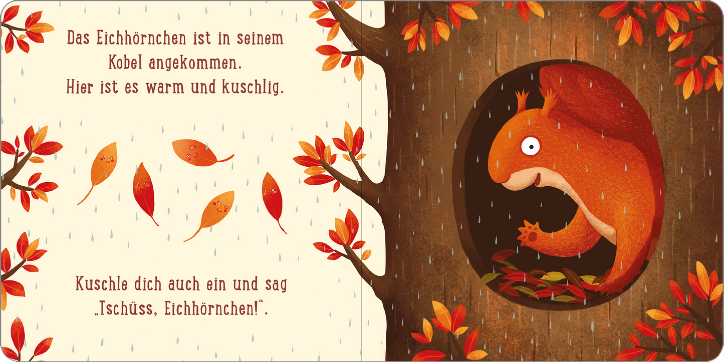 Gezeigt wird eine Innen- oder Zusatzansicht von „Ein Tag im Wald: Kleines Eichhörnchen“. Im Vordergrund ist ein orangefarbenes Eichhörnchen in seinem Kobel zu sehen, umgeben von herbstlich bunten Blättern in Rot- und Gelbtönen. Die runden, freundlichen Augen des Eichhörnchens blicken neugierig nach außen. Links steht in klarer, gut lesbarer Schrift der Text: „Das Eichhörnchen ist in seinem Kobel angekommen. Hier ist es warm und kuschlig.“ Rechts folgt: „Kuschel dich auch ein...