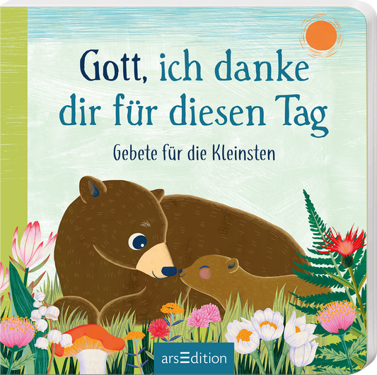 Auf dem Cover sind zwei Bären, die sich sanft berühren, umgeben von bunten Blumen und grünen Blättern. Der Hintergrund ist in hellen, freundlichen Farben gehalten. Der Titel „Gott, ich danke dir für diesen Tag“ ist in verspielter, blauer Schrift oberhalb der Bären platziert. Darunter steht in kleinerer Schrift „Gebete für die Kleinsten“. In der oberen rechten Ecke strahlt eine orange Sonne. Ganz unten mittig steht der Logoschriftzug von arsEdition.