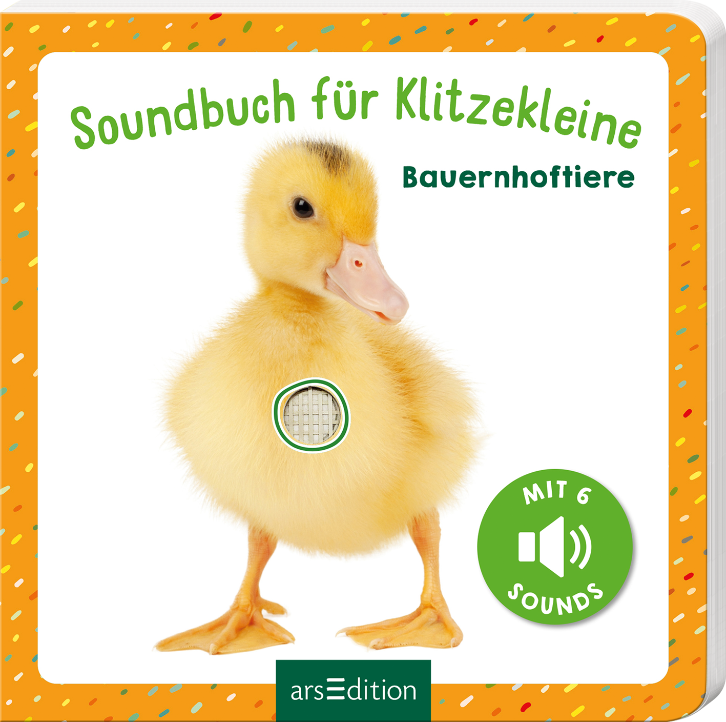 Ein gelbes Küken steht im Mittelpunkt des Covers, umgeben von einem orangefarbenen Rahmen mit bunten Punkten. Oben in geschwungener grüner Schrift steht „Soundbuch für Klitzekleine“, während darunter in blauer Schrift „Bauernhoftiere“ geschrieben steht. Ein runder grüner Button mit der Aufschrift „MIT 6 SOUNDS“ befindet sich unten rechts. Ganz unten mittig steht der Logoschriftzug von arsEdition.