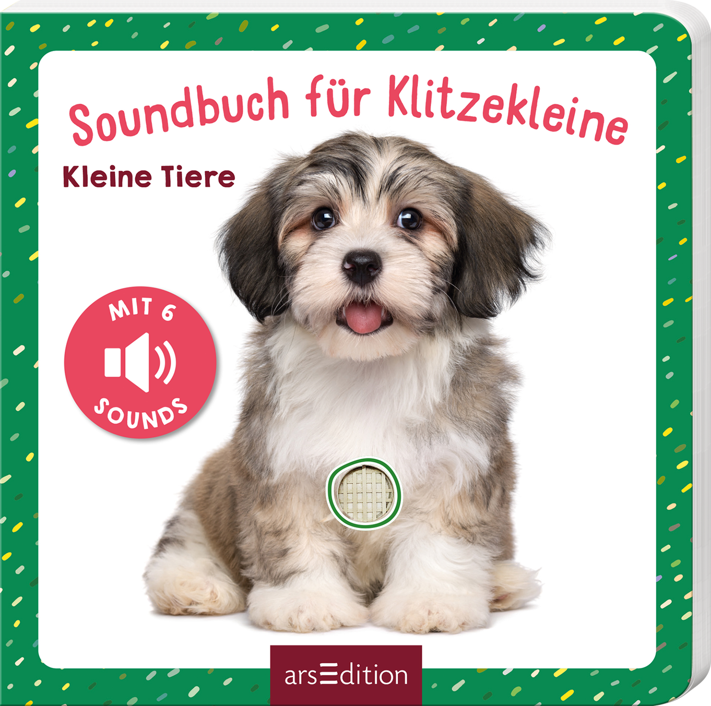 Das Buchcover zeigt einen süßen, flauschigen Hundewelpen auf einem weißen Hintergrund. Der Titel „Soundbuch für Klitzekleine“ ist in fröhlicher, roter Schrift oberhalb des Bildes platziert, während darunter „Kleine Tiere“ in einer einfacheren Schriftart steht. In der oberen linken Ecke befindet sich ein roter Button mit dem Text „MIT 6 SOUNDS“. Die grüne Umrandung ist mit bunten Punkten verziert, was das Cover lebhaft und einladend erscheinen lässt. Ganz unten mittig steht...
