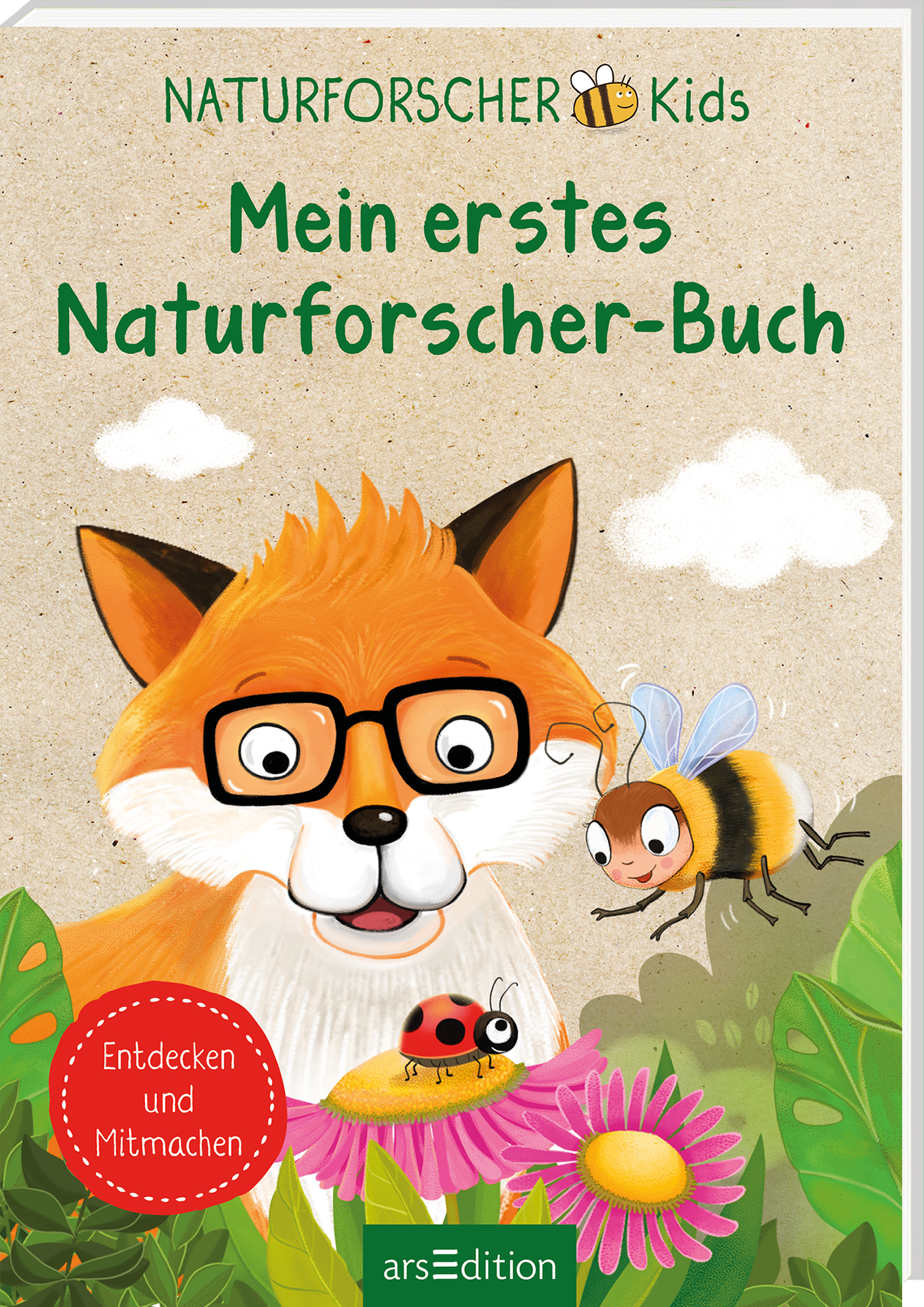 Gezeigt wird die 3D-Ansicht des Buches. Das Buchcover zeigt einen fröhlichen, orangefarbenen Fuchs mit Brille, der neugierig einen Marienkäfer beobachtet, genauso wie eine Biene mit großen freundlichen Augen. Der marienkäfer sitzt auf einer großen Blume, inmitten von grünen Blättern. Der Hintergrund ist in sanften Beige-Farben gehalten, mit Wolken. Der Titel „Mein erstes Naturforscher-Buch“ ist in verspielter, grüner Schriftart prominent platziert. Oben links prangt das Wort...