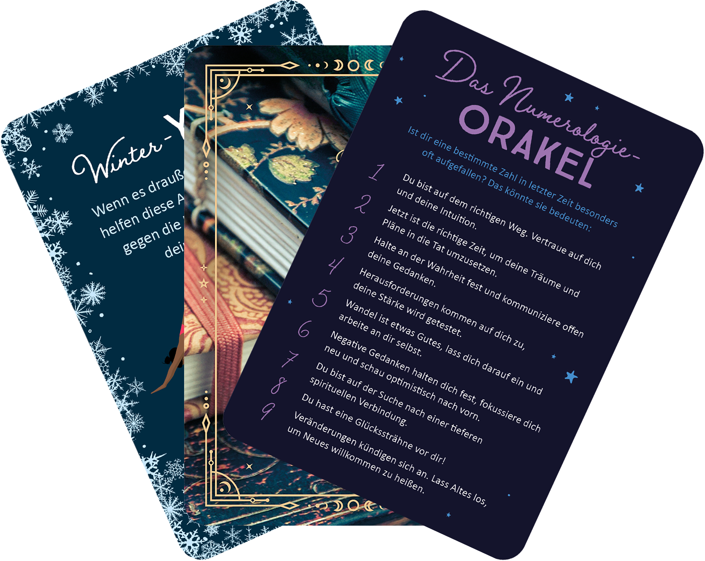 Gezeigt wird eine Innen- oder Zusatzansicht von „Magischer Advent“. Die Ansicht zeigt mehrere Karten in unterschiedlichen Designs. Dominierende Farben sind ein tiefes Blau und sanfte, warme Töne. Die Karte mit dem Titel „Das Numerologie-Orakel“ hebt sich durch eine verspielte, elegante Schrift hervor und enthält nummerierte Punkte, die Anweisungen oder Informationen geben. Eine weitere Karte beschreibt den Winter mit Schneeflocken und quietschenden Schriftzügen. Die Gesamtgestaltung...
