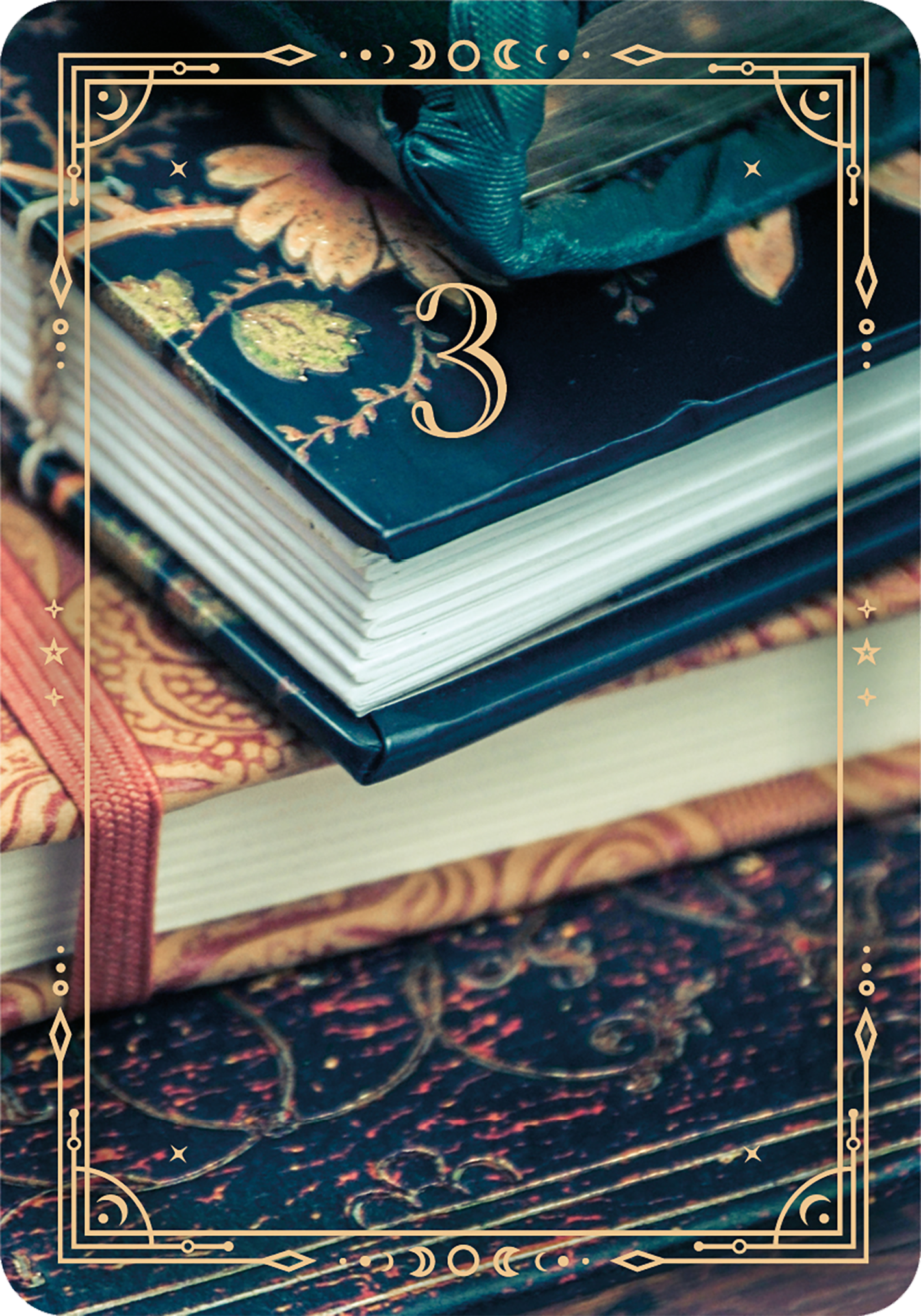 Gezeigt wird eine Innen- oder Zusatzansicht von „Magischer Advent“. Die Darstellung umfasst mehrere übereinandergestapelte Notizbücher mit kunstvollen Buchumschlägen in dunklen Farben und goldenen floralen Mustern. Die oberste Buchdecke ist mit der Ziffer „3“ in eleganter, geschwungener Schrift hervorgehoben. Die Kombination aus sanften und satten Farbtönen vermittelt eine festliche Atmosphäre, während die feinen, dekorativen Elemente dem Gesamtbild einen hochwertigen Eindruck...