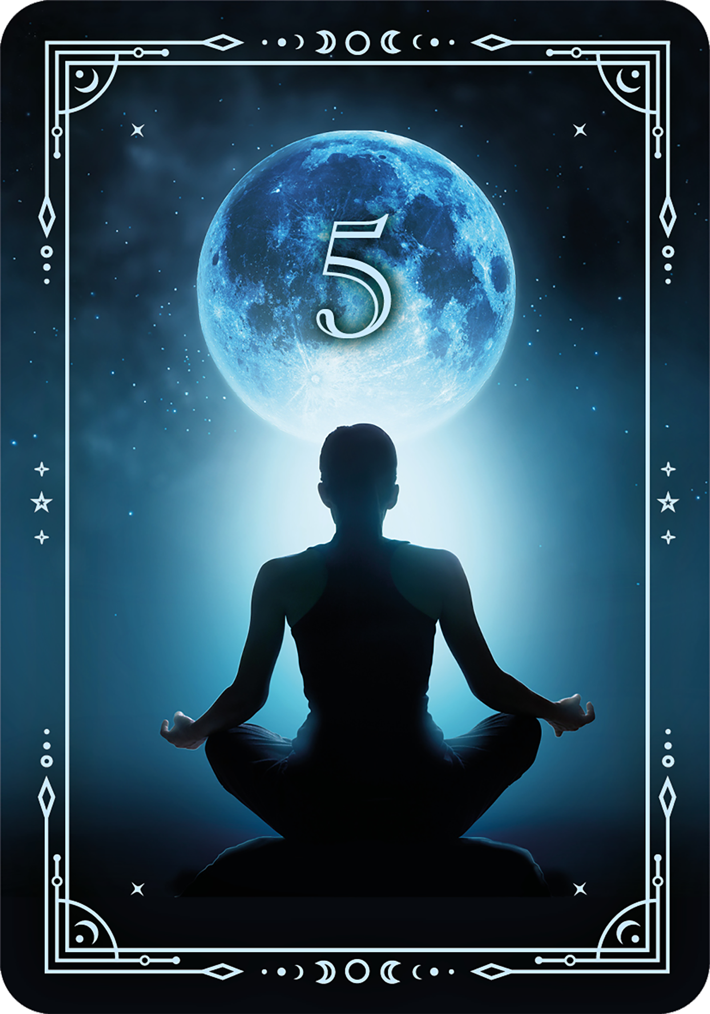 Gezeigt wird eine Innen- oder Zusatzansicht von „Magischer Advent“. Die Darstellung zeigt einen meditierenden Menschen vor einem großen, leuchtenden Mond, der in sanften Blau- und Lilatönen gehalten ist. Die Nummer „5“ ist in heller Schrift zentral platziert. Der Hintergrund ist mit sternenähnlichen Punkten verziert, was eine mystische Atmosphäre erzeugt. Ornamente in Weiß umrahmen das Bild und verstärken den fantastischen Charakter der Szene.
