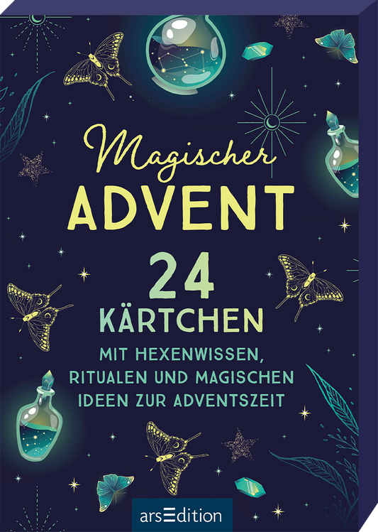 Das Buchcover für „Magischer Advent“ zeigt eine tiefblaue Hintergrundfarbe, die mit funkelnden Sternen und glühenden Elementen dekoriert ist. In goldener Schrift ist der Titel „Magischer Advent“ zentral platziert, gefolgt von der Zahl „24“ in großen, auffälligen Ziffern. Darunter steht in weißer Schrift „Kärtchen“ sowie der Untertitel „mit Hexenwissen, Ritualen und magischen Ideen zur Adventszeit“. Illustrationen von Glaskaraffen, Schmetterlingen und mystischen...