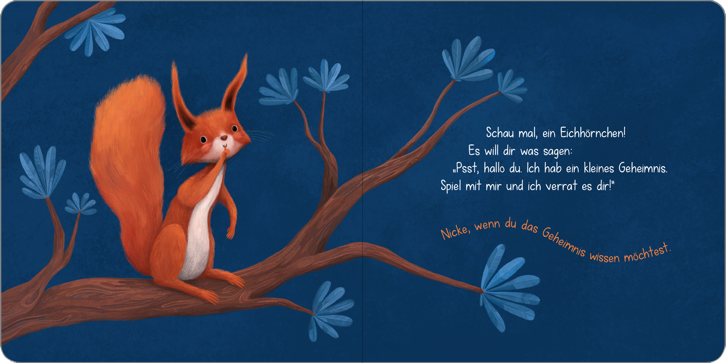 Gezeigt wird eine Innen- oder Zusatzansicht von „Ein kleines Geheimnis – Spiel mit mir und ich verrat es dir!“. Die Illustration zeigt ein niedliches, orangefarbenes Eichhörnchen auf einem Baumast, vor einem tiefblauen Hintergrund. Umgeben von stilisierten, hellgrünen Blättern, blickt das Eichhörnchen mit einem neugierigen Gesichtsausdruck in die Richtung des Betrachters. Auf der rechten Seite sind in verspielter Schrift die einladenden Texte platziert, die den Betrachter zum...