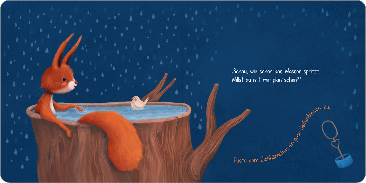 Gezeigt wird eine Innen- oder Zusatzansicht von „Ein kleines Geheimnis – Spiel mit mir und ich verrat es dir!“. Die Illustration zeigt ein niedliches Eichhörnchen mit orangerotem Fell, das auf einem Baumstumpf sitzt und mit einem kleinen Vogel spricht. Der Hintergrund ist in einem tiefen Blau gehalten, das an Regen erinnert. Über dem Wasserbecken sind die Sprechblasen mit einer verspielten Schriftart gestaltet, die den Dialog zwischen den Tieren vermittelt. Die Gesamtkomposition ist...