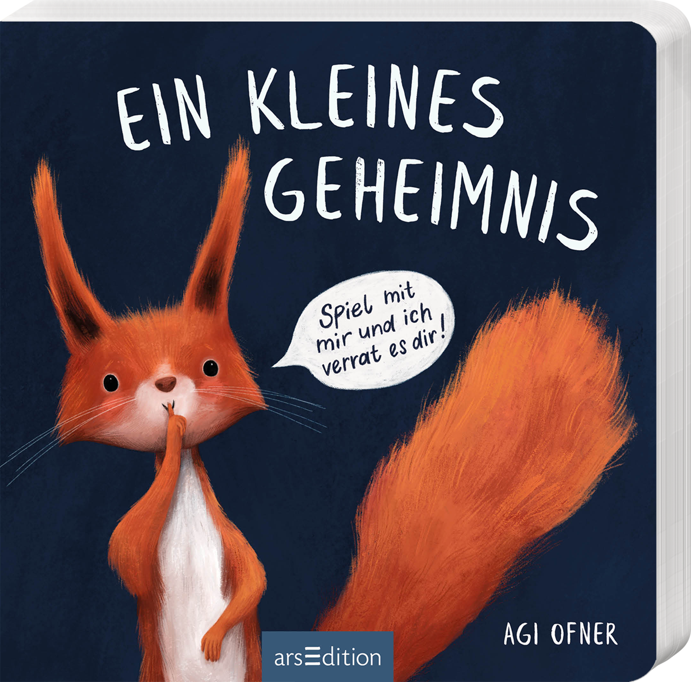 Auf dem Buchcover „Ein kleines Geheimnis“ von Agi Ofner ist ein niedliches rotes Eichhörnchen abgebildet, das mit einem Finger auf den Lippen zur Stille auffordert. Der Hintergrund ist in tiefem Blau gehalten, was eine ruhige Atmosphäre vermittelt. Der Titel ist in großen, verspielten weißen Buchstaben oben platziert. Eine Sprechblase informiert: „Spiel mit mir und ich verrat’s dir!“ Ganz unten mittig steht der Logoschriftzug von arsEdition.